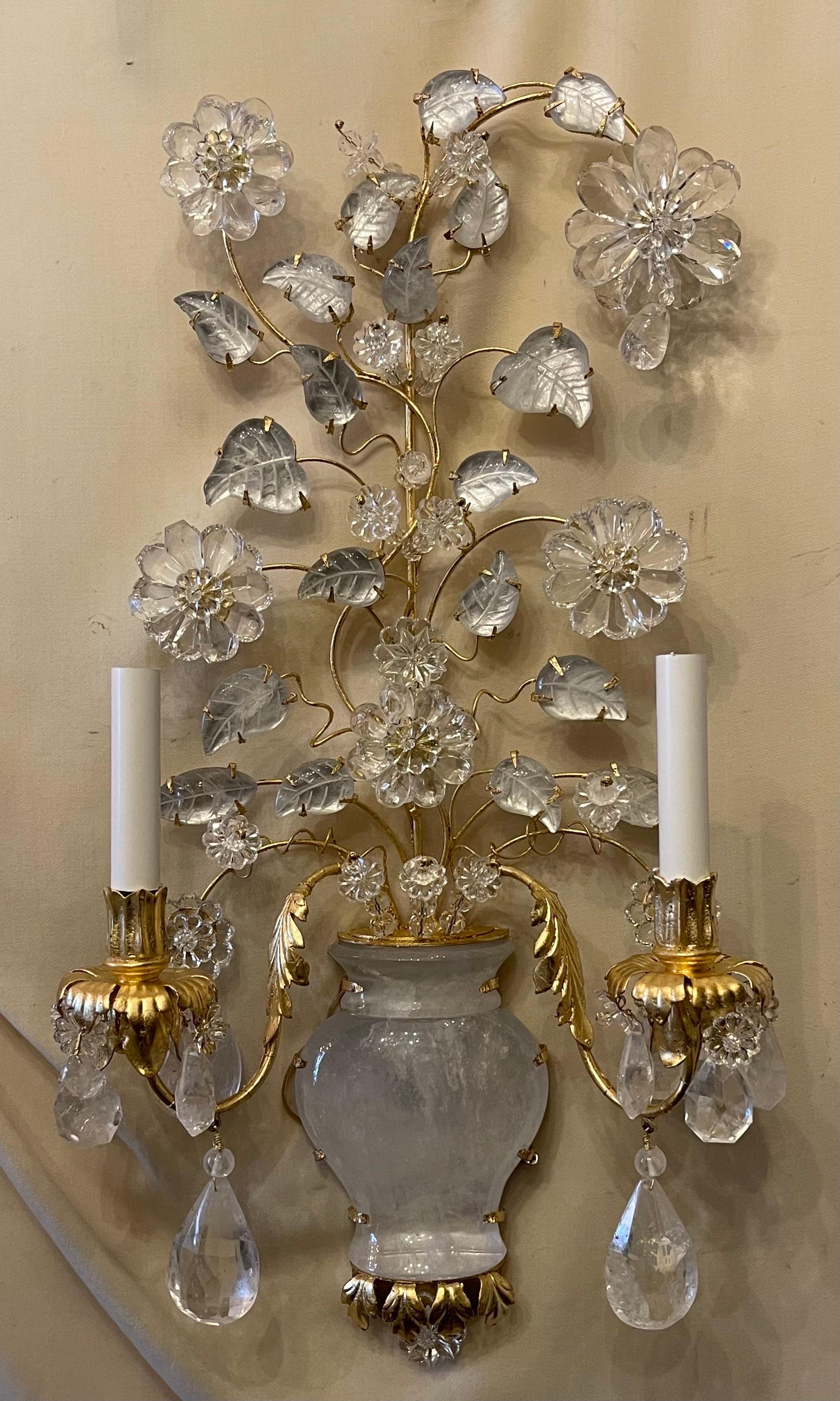 Wunderbare große Paar italienische Bergkristall Baguès Urne Blume Blatt Gold Sconces im Zustand „Gut“ im Angebot in Roslyn, NY