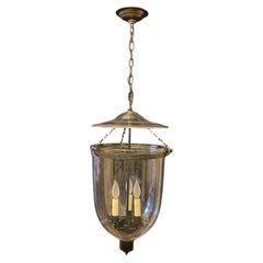 Merveilleuse grande lanterne Regency en laiton patiné et verre transparent en forme de jarre de cloche