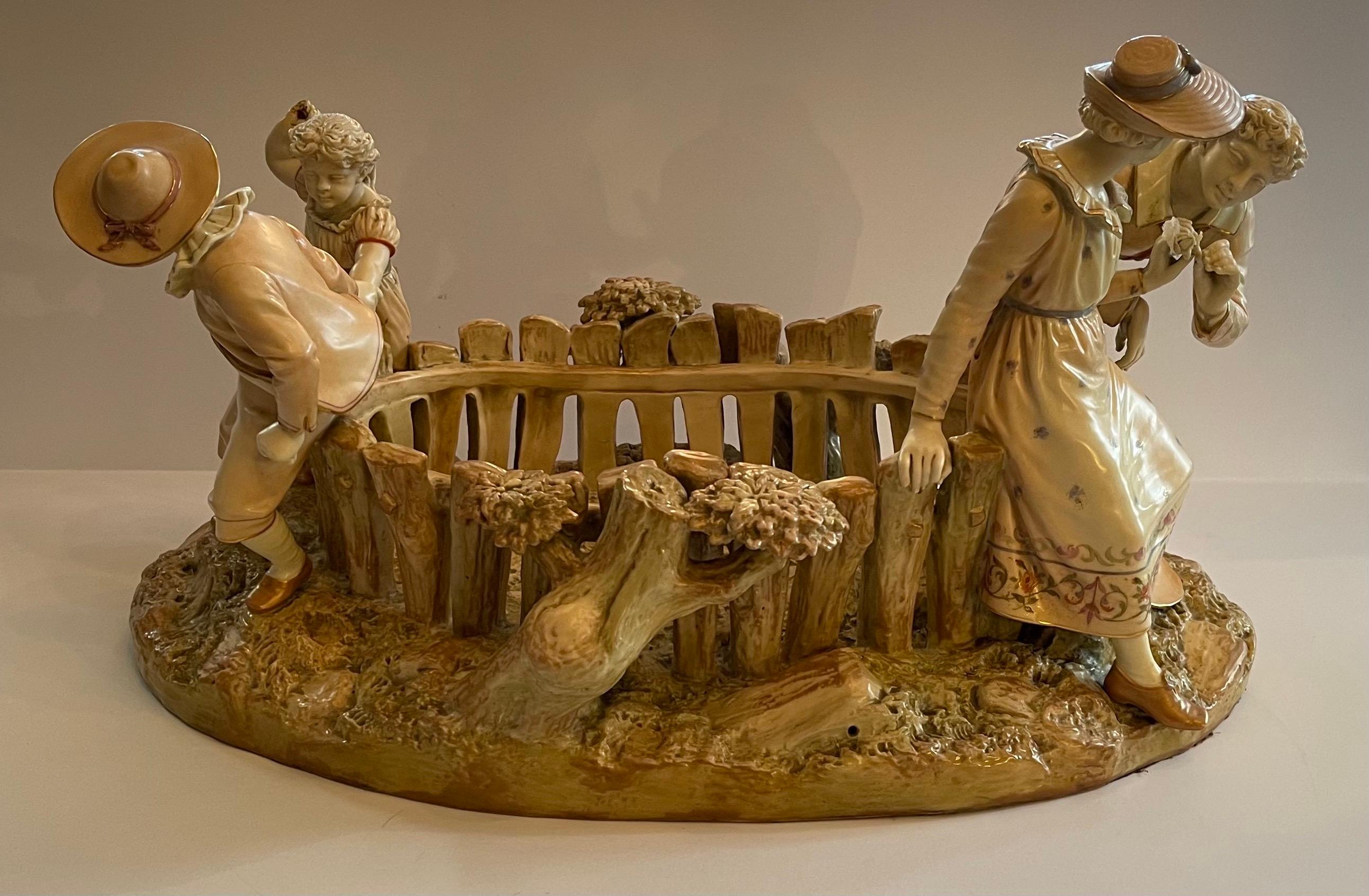 XIXe siècle Magnifique grand centre de table anglais figuratif en porcelaine Royal Worcester Hadley en vente