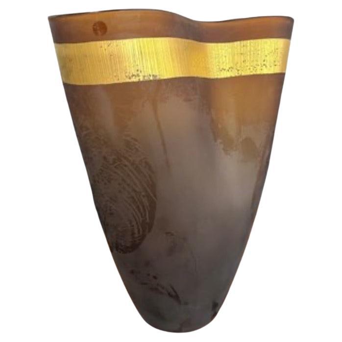 Un meraviglioso vaso di grandi dimensioni in vetro smerigliato di Murano Salviati Fasciati, colore marrone con banda dorata, fatto in Italia e accompagnato da una scatola.
