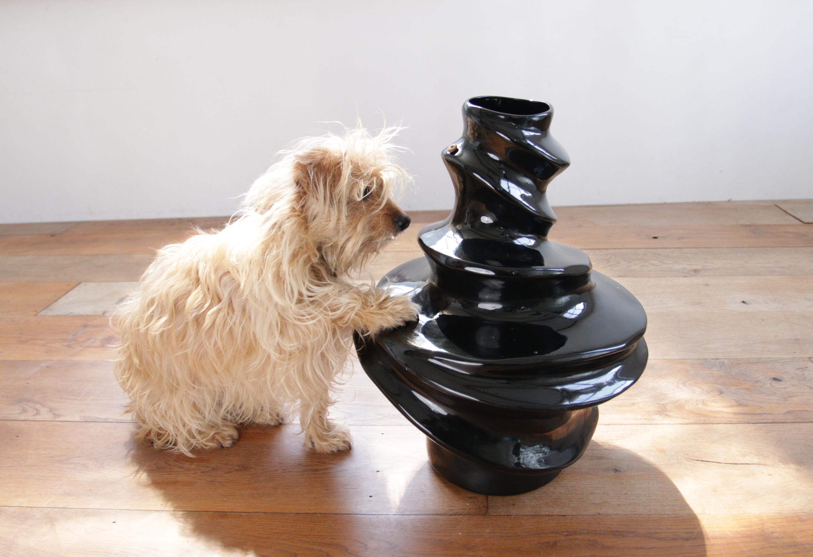 Meraviglioso vaso nero scultoreo di grandi dimensioni in vendita 2