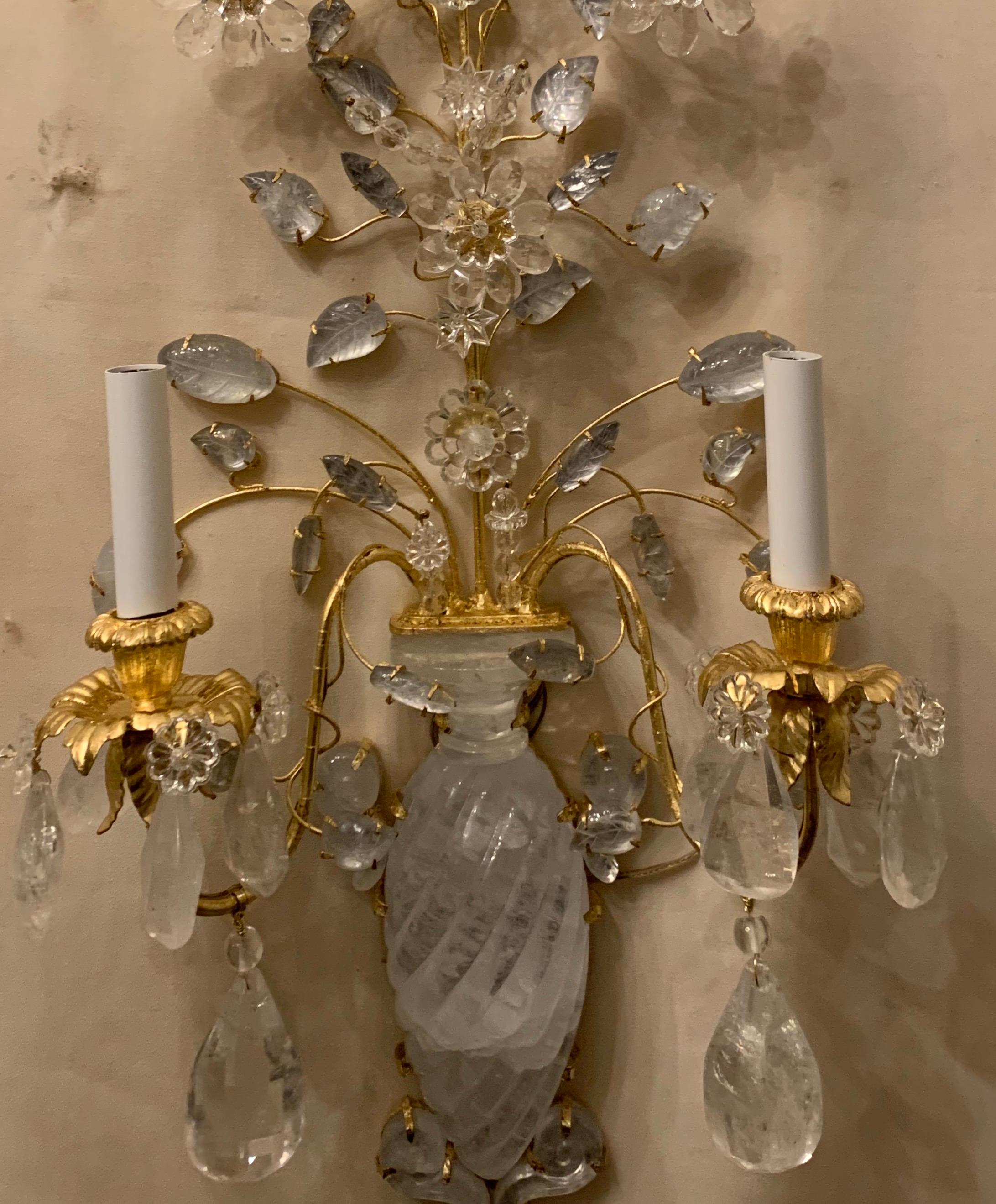 Un meraviglioso set di quattro appliques francesi dorate e in cristallo di rocca a forma di fiore/urna in stile Maison Baguès, completamente ricablate.

Ogni coppia è venduta separatamente, due coppie sono disponibili.