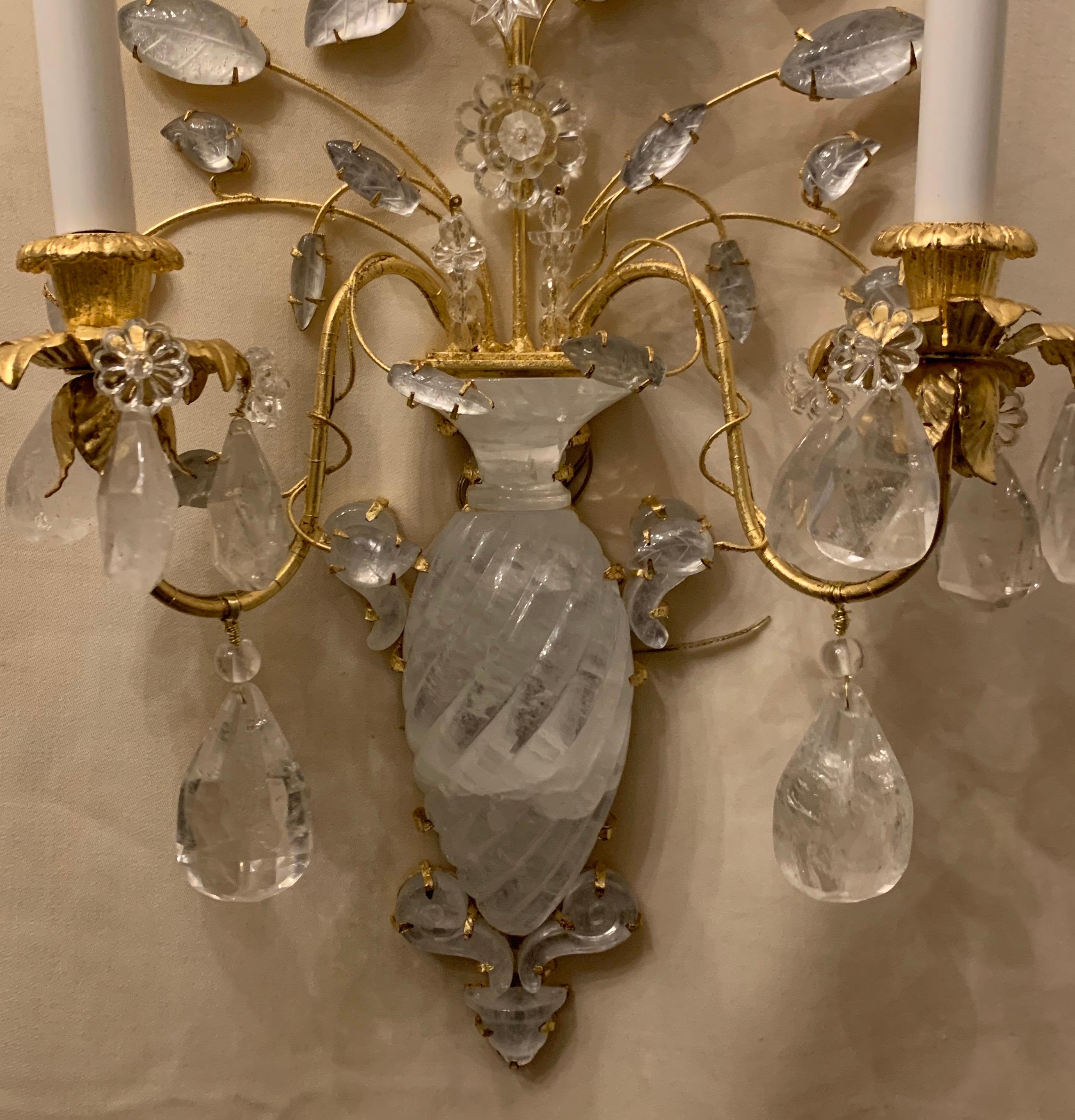 Belle Époque Magnifique ensemble de quatre grandes appliques murales à fleurs Bagus en cristal de roche doré et or français en vente