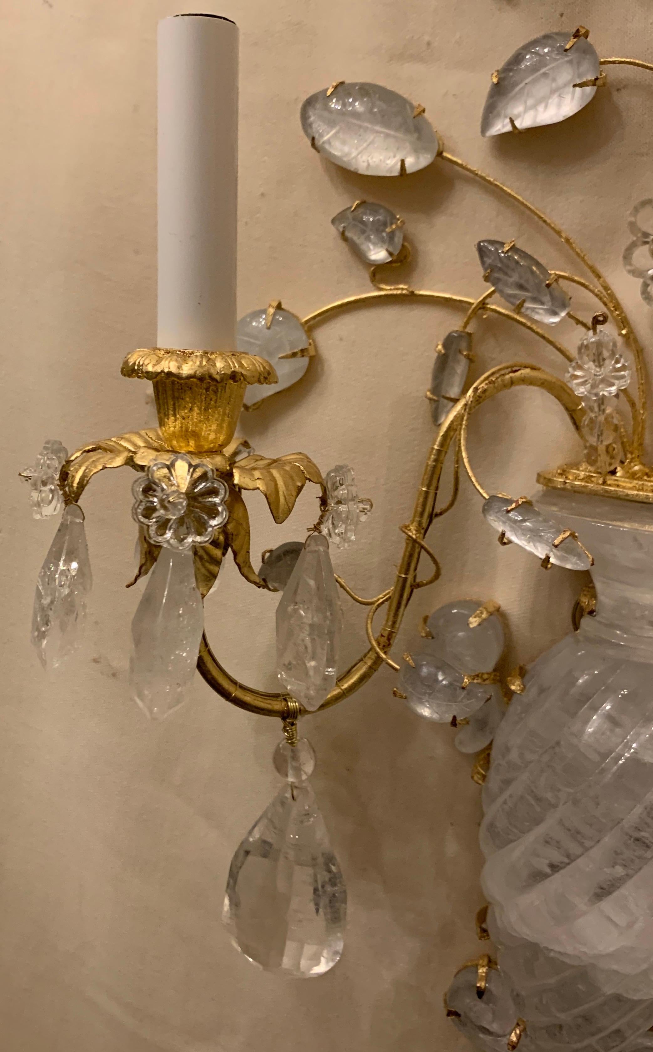 Doré Magnifique ensemble de quatre grandes appliques murales à fleurs Bagus en cristal de roche doré et or français en vente