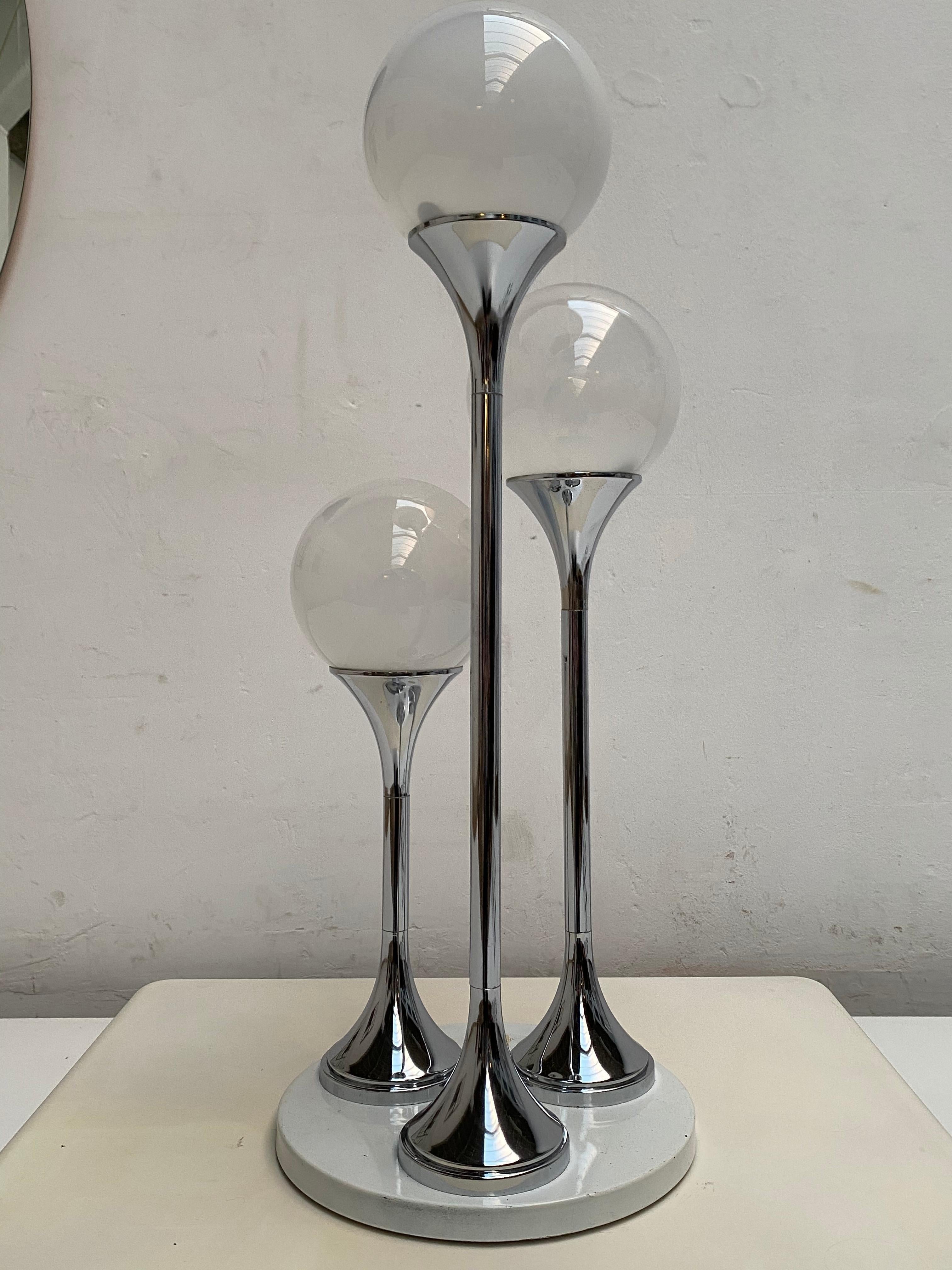 Wonderful large Space Age table lamp by Targetti Sankey, Italy, 1970s.

3 milk to clear glass spheres on 3 chromed stems on a white lacquered round metal base

Perfect for a Space Age inspired Interior.



   