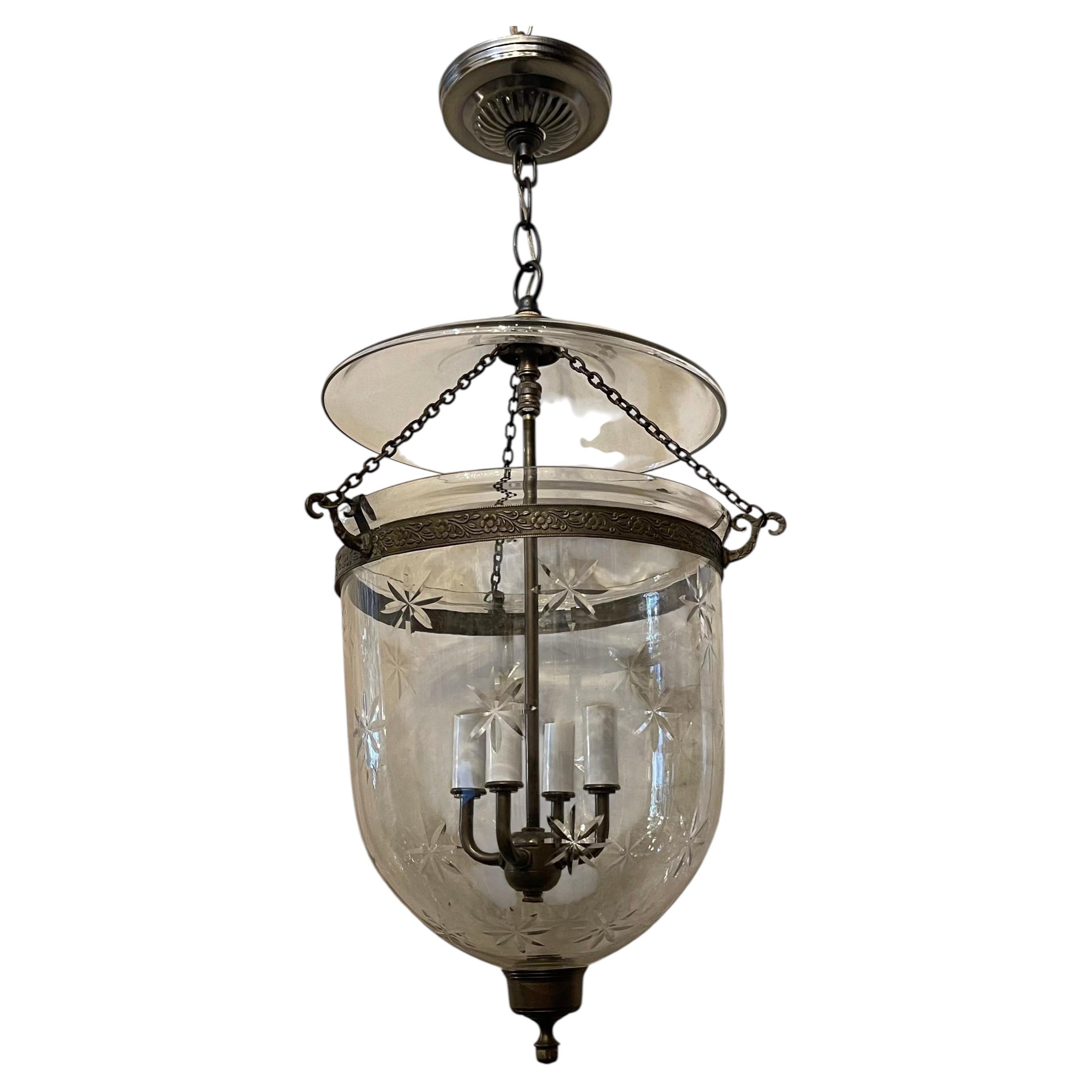 Magnifique grande lanterne Vaughan à 4 lumières, avec cloche en verre et étoile en laiton en vente