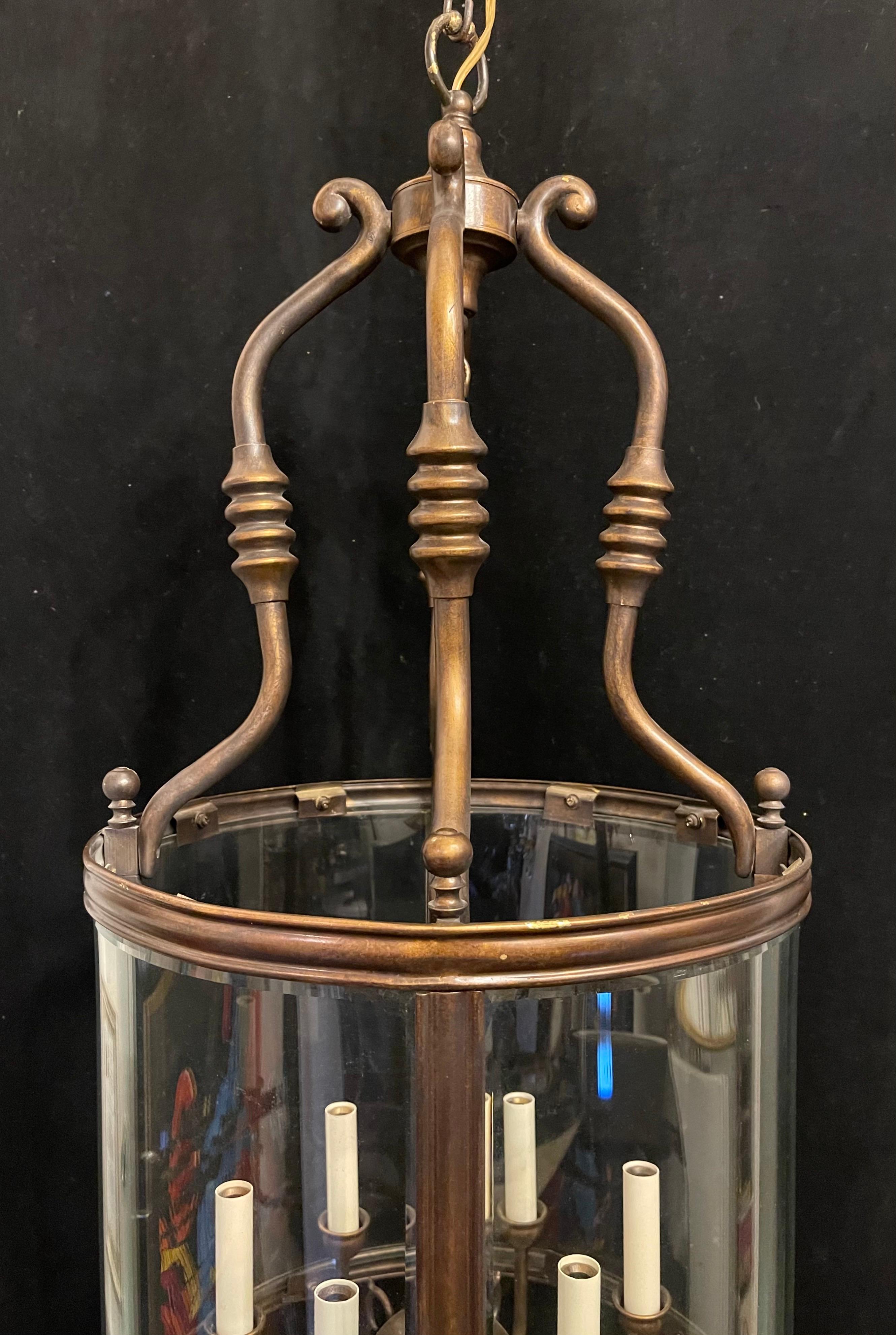Magnifique lanterne de style Design/One en bronze doré à 6 lumières en verre biseauté incurvé de style Regency.
Remise à neuf et livrée avec chaîne et auvent.