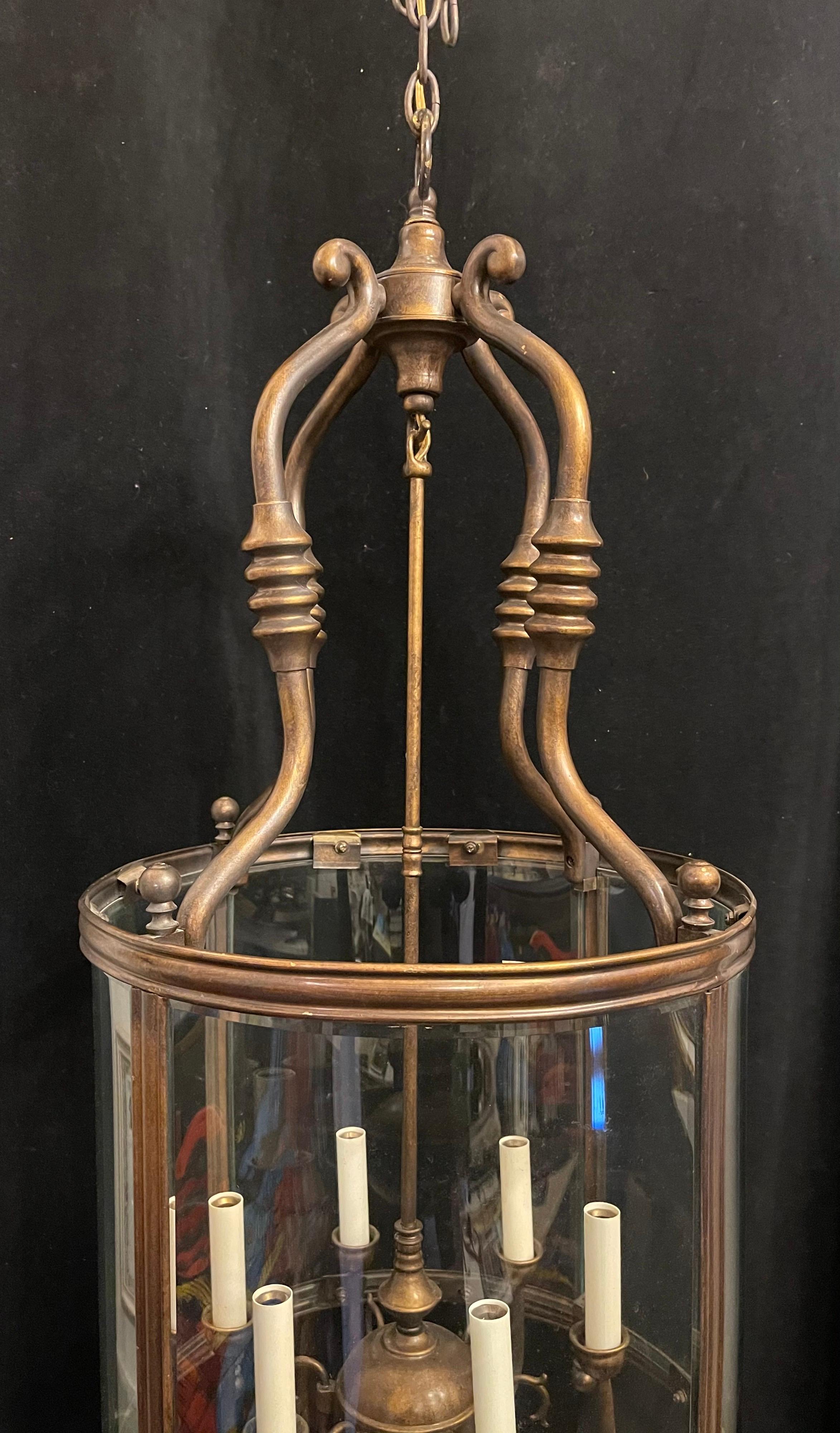 Merveilleuse grande lanterne Vaughan Regency à 6 lumières en verre biseauté incurvé et bronze doré Bon état - En vente à Roslyn, NY