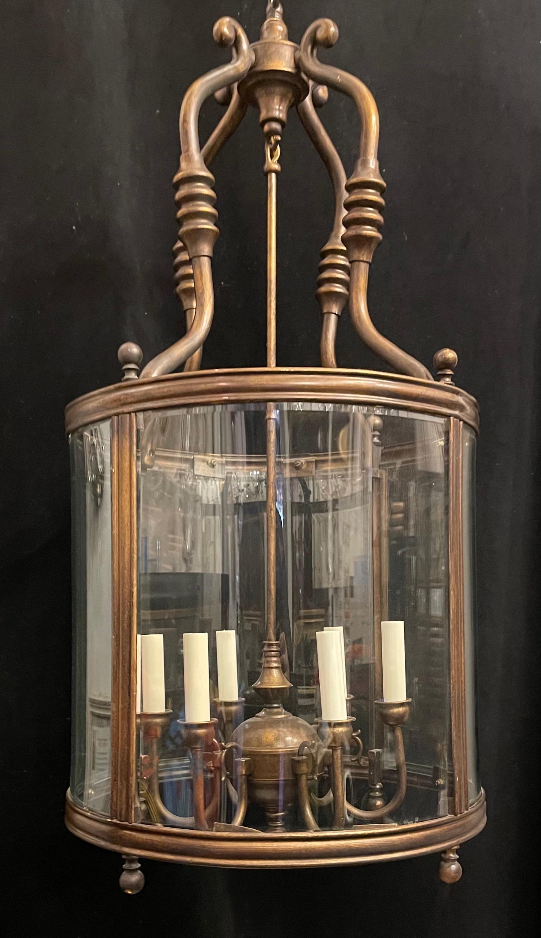 20ième siècle Merveilleuse grande lanterne Vaughan Regency à 6 lumières en verre biseauté incurvé et bronze doré en vente