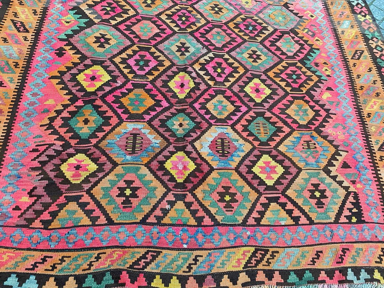Sehr schöner und farbenfroher anatolischer Kelim mit schönem geometrischem Muster und schönen Farben, komplett handgewebt mit Wolle auf Baumwollbasis.

✨✨✨
