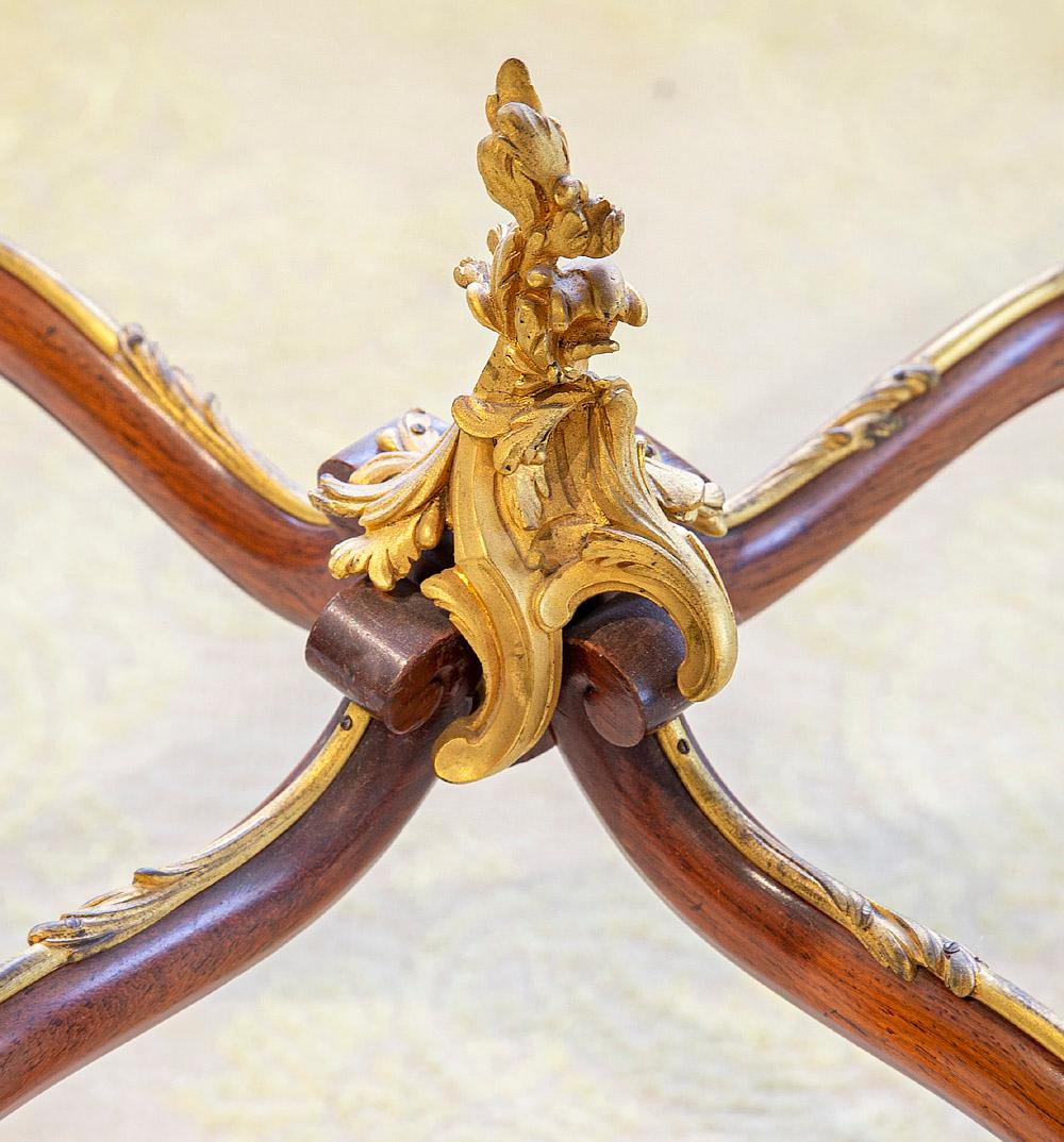 Merveilleux guéridon monté en bronze doré de la fin du XIXe siècle par François Linke Bon état - En vente à New York, NY