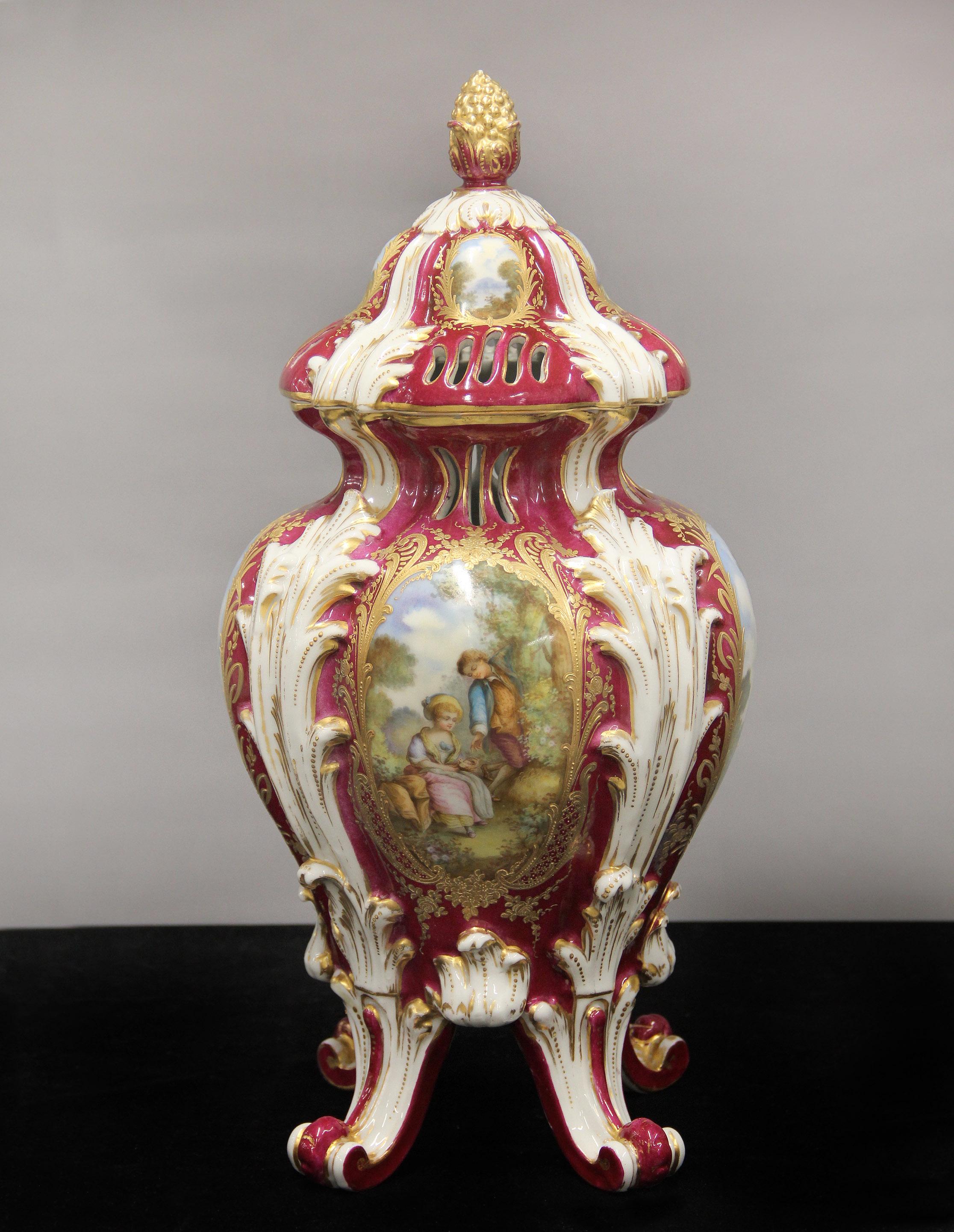 Merveilleux vase et couvercle en porcelaine rouge et blanche de style Sèvres de la fin du XIXe siècle

Signé par l'artiste L. Bertren

Quatre beaux panneaux peints, le centre avec une scène d'amour, le verso et les côtés avec des scènes de paysage,