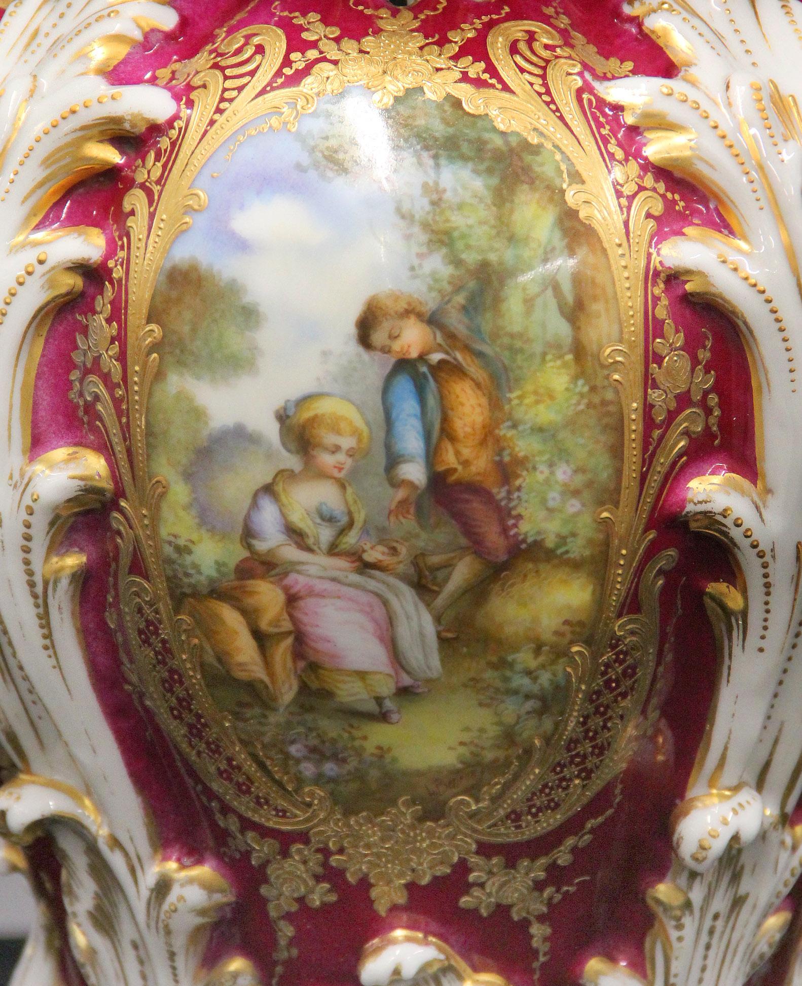 Belle Époque Merveilleux vase et couvercle en porcelaine rouge et blanche de style Sèvres de la fin du XIXe siècle en vente
