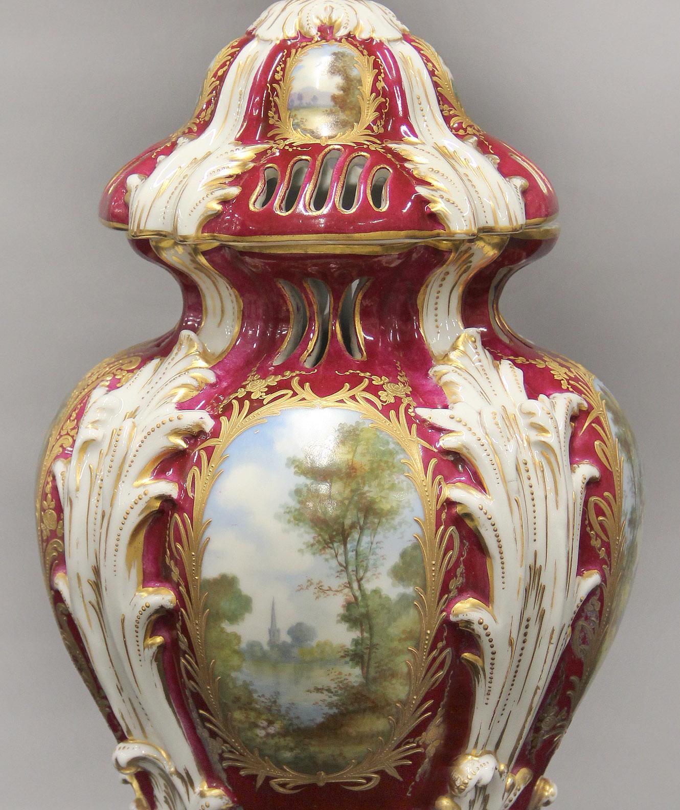 Français Merveilleux vase et couvercle en porcelaine rouge et blanche de style Sèvres de la fin du XIXe siècle en vente