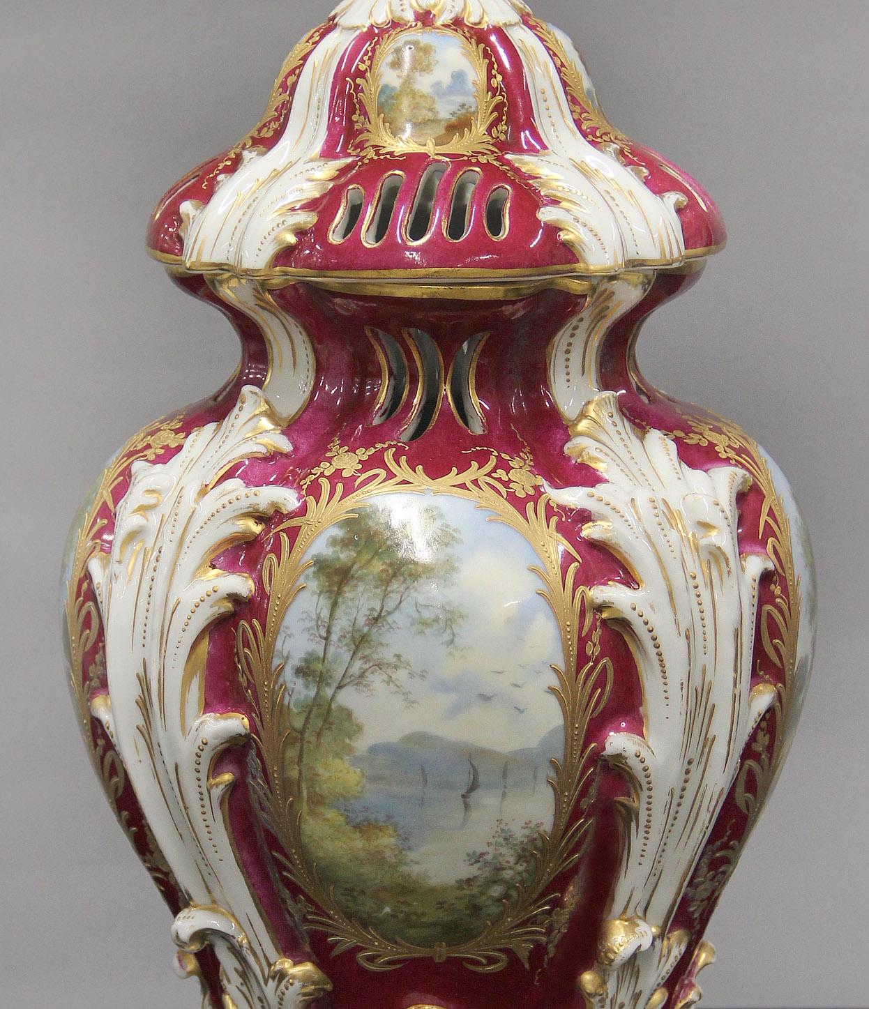 Peint à la main Merveilleux vase et couvercle en porcelaine rouge et blanche de style Sèvres de la fin du XIXe siècle en vente