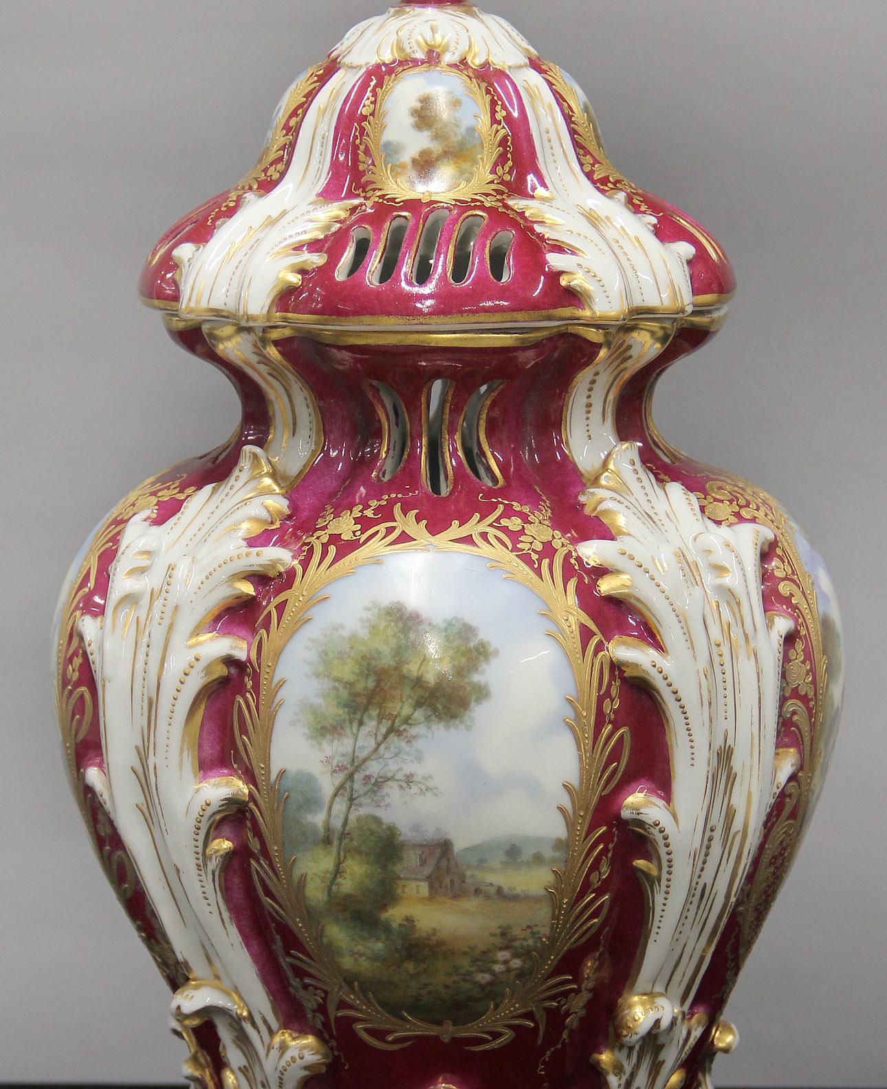 Merveilleux vase et couvercle en porcelaine rouge et blanche de style Sèvres de la fin du XIXe siècle Bon état - En vente à Long Island City, NY