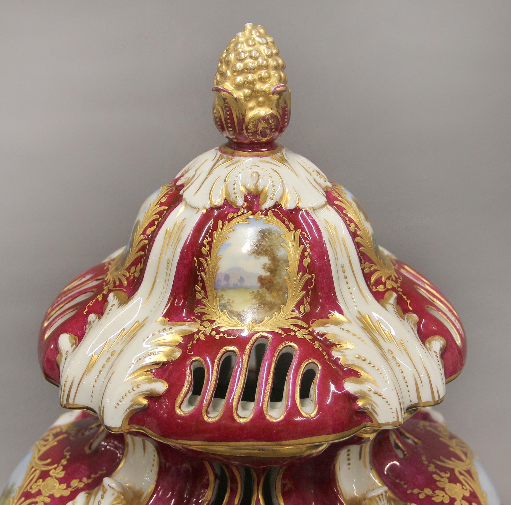Porcelaine Merveilleux vase et couvercle en porcelaine rouge et blanche de style Sèvres de la fin du XIXe siècle en vente
