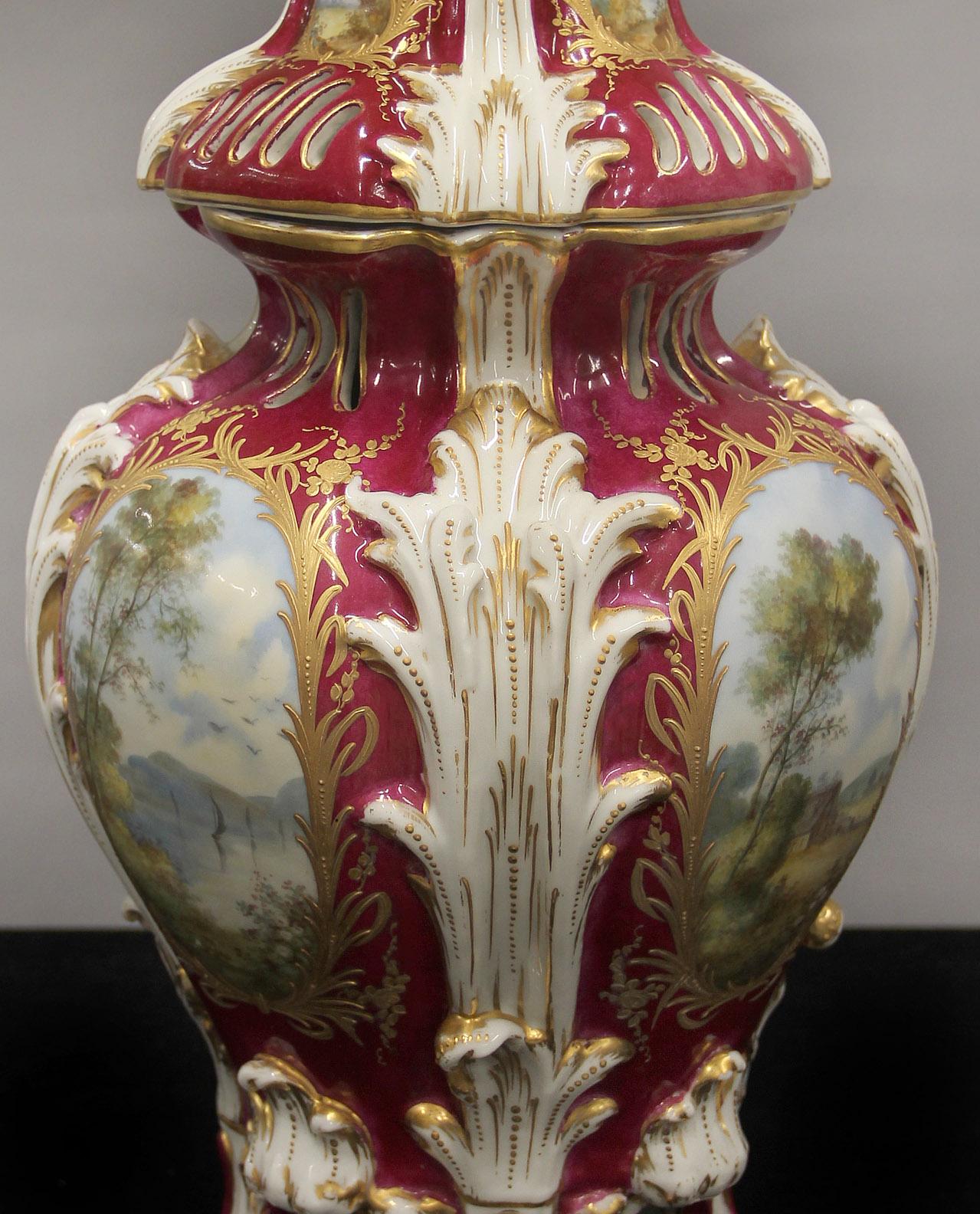 Merveilleux vase et couvercle en porcelaine rouge et blanche de style Sèvres de la fin du XIXe siècle en vente 1