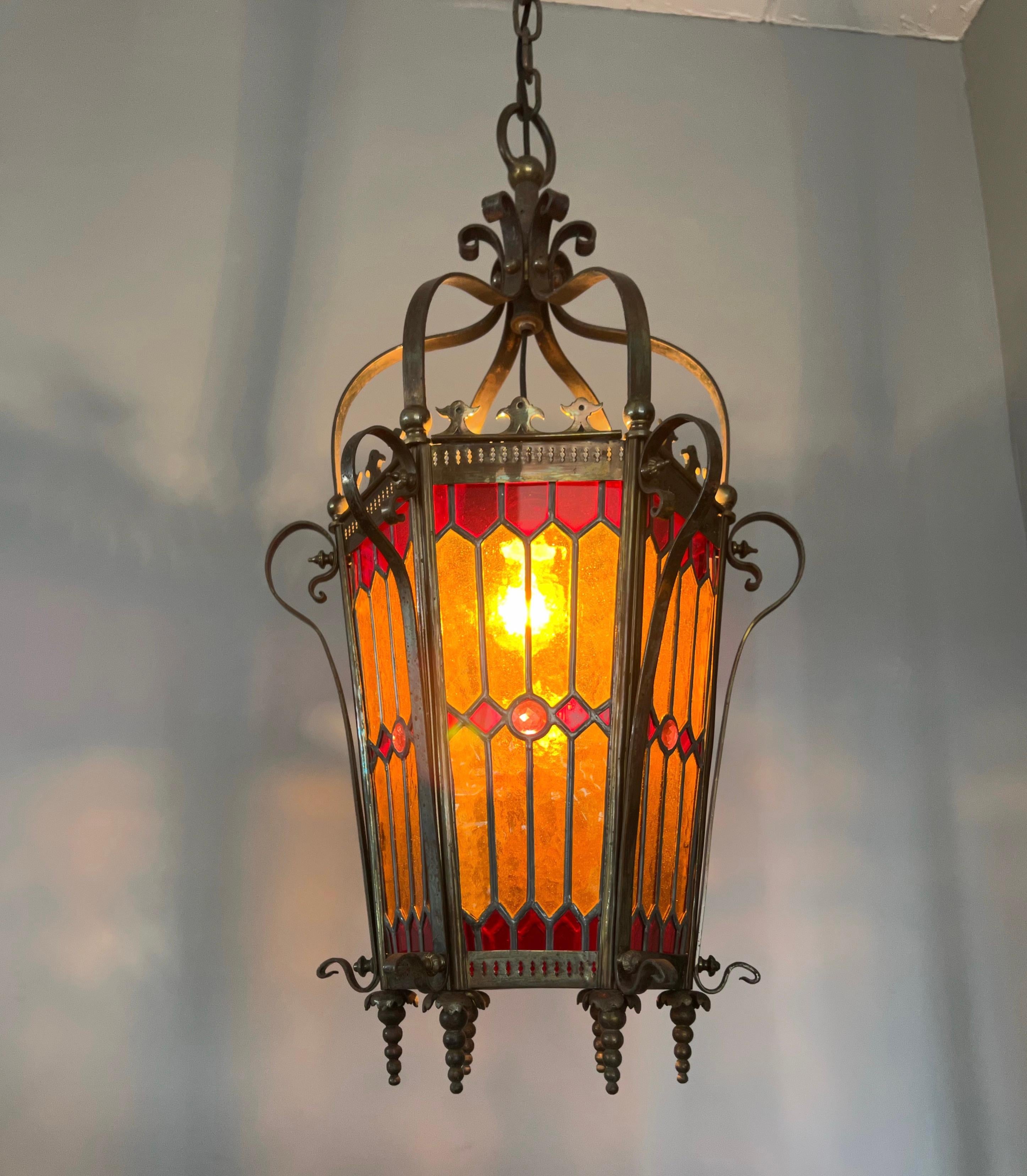 Maravillosa lámpara colgante/linterna victoriana tardía de bronce y cristal emplomado manchado en venta 4
