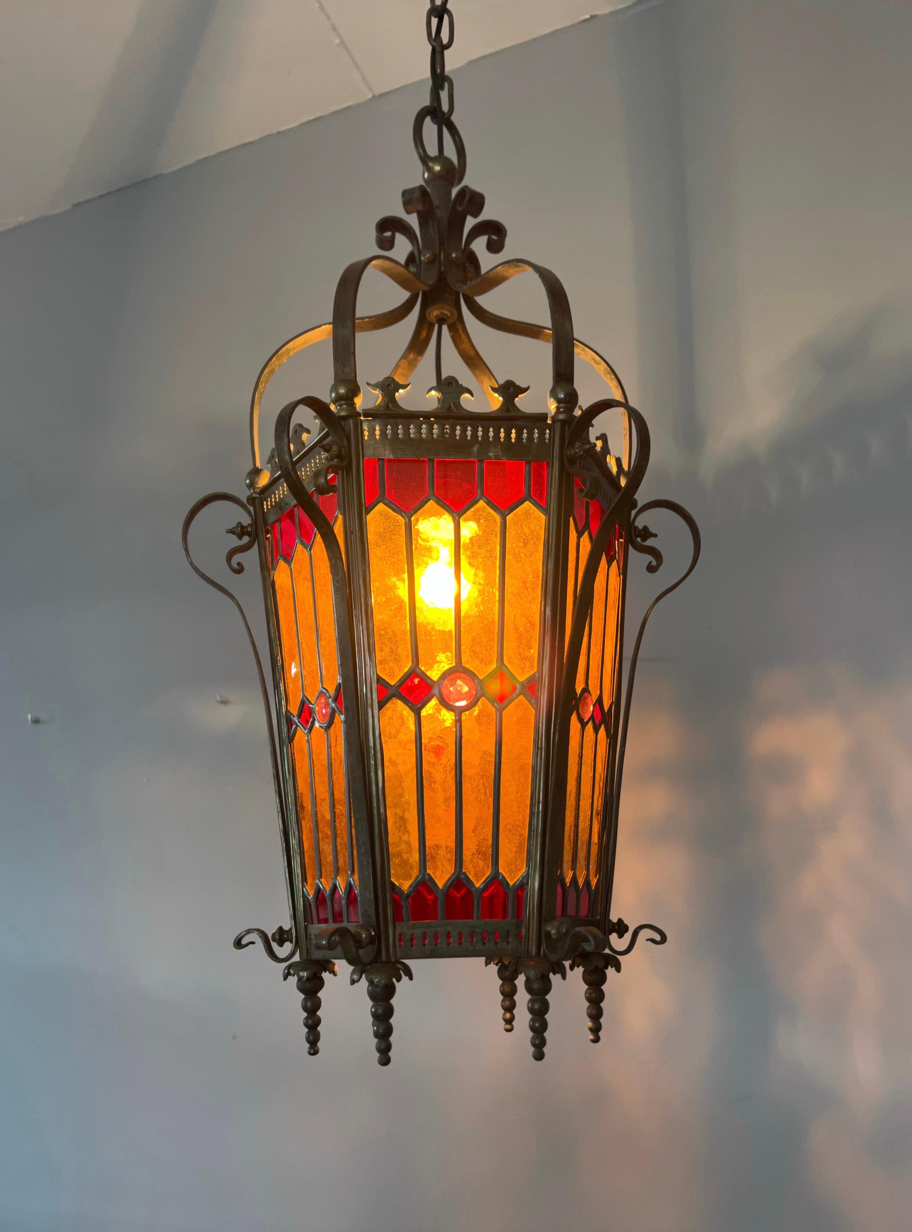 Maravillosa lámpara colgante/linterna victoriana tardía de bronce y cristal emplomado manchado en venta 5