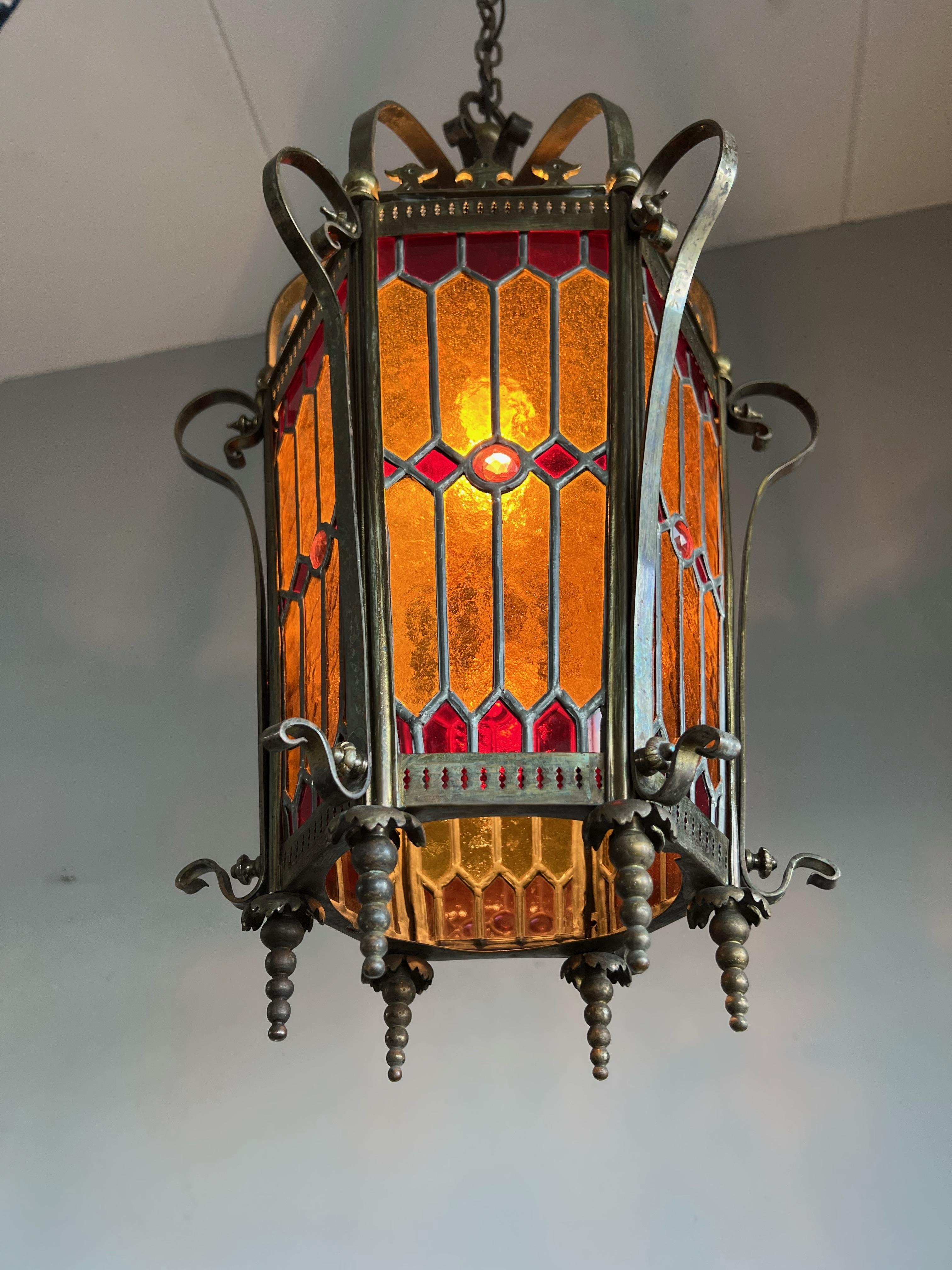 Maravillosa lámpara colgante/linterna victoriana tardía de bronce y cristal emplomado manchado en venta 10