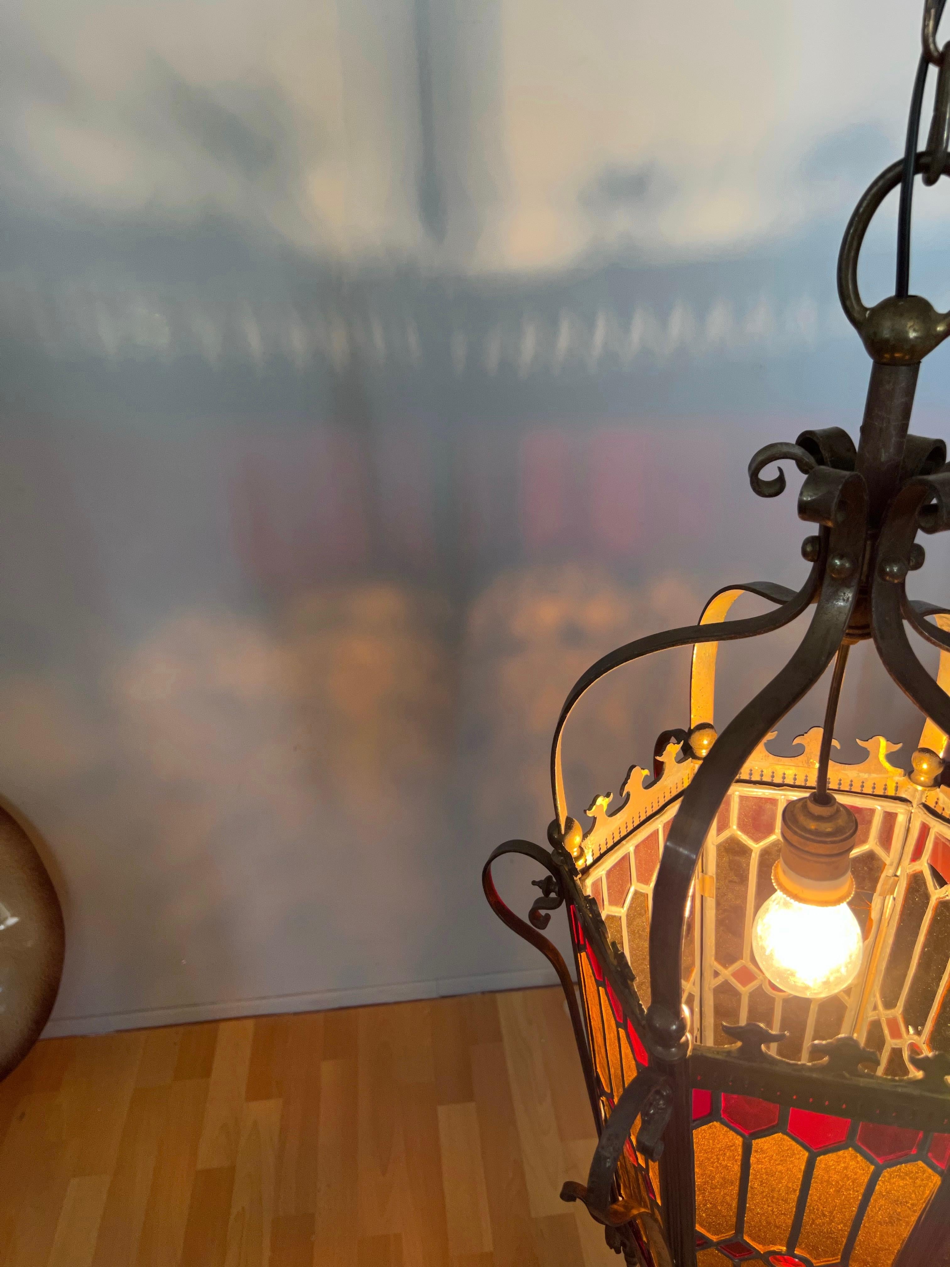 Maravillosa lámpara colgante/linterna victoriana tardía de bronce y cristal emplomado manchado Hecho a mano en venta