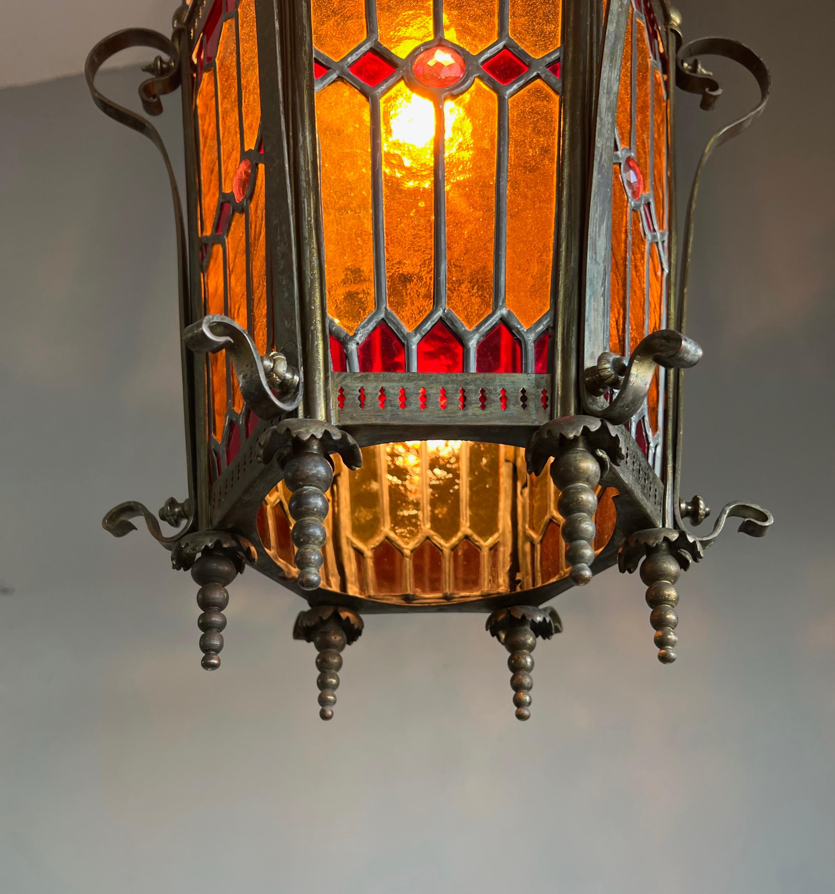 Maravillosa lámpara colgante/linterna victoriana tardía de bronce y cristal emplomado manchado en venta 12