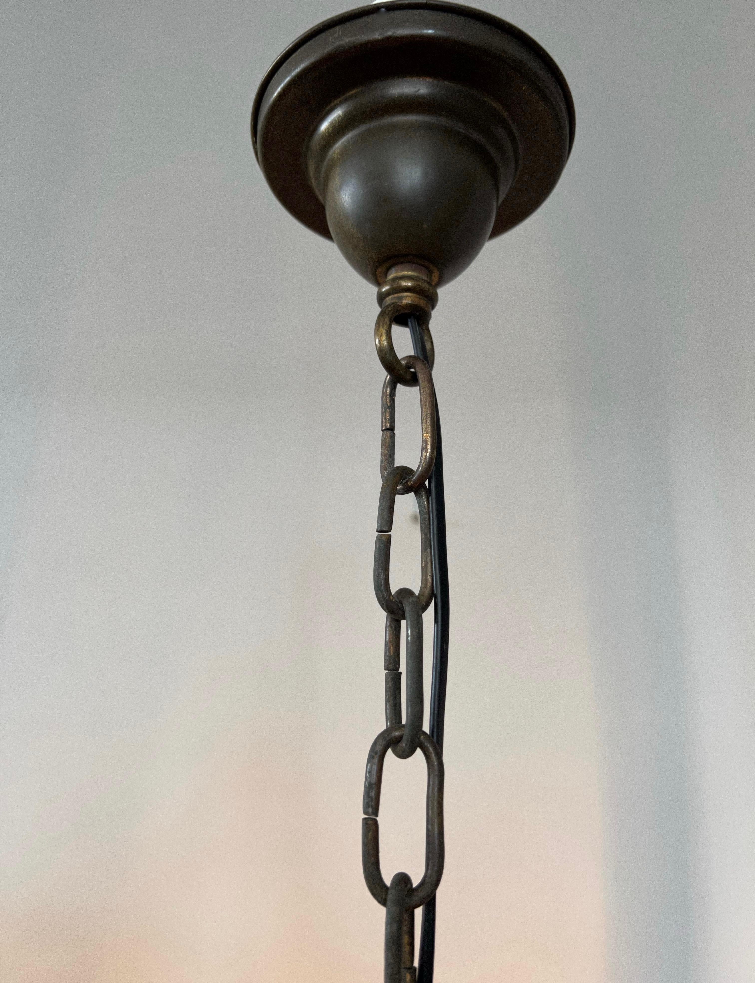 Merveilleuse suspension / lanterne de la fin de l'époque victorienne en bronze et verre plombé teinté Bon état - En vente à Lisse, NL