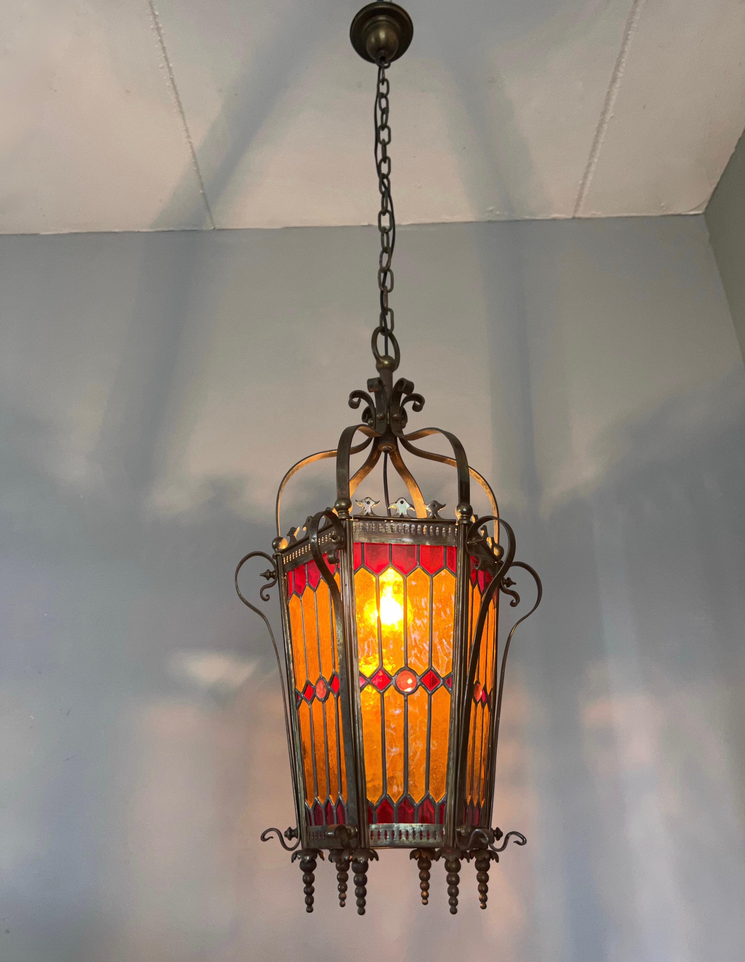 Estetismo Meravigliosa lampada a sospensione / lanterna tardo-vittoriana in bronzo e vetro piombato colorato in vendita