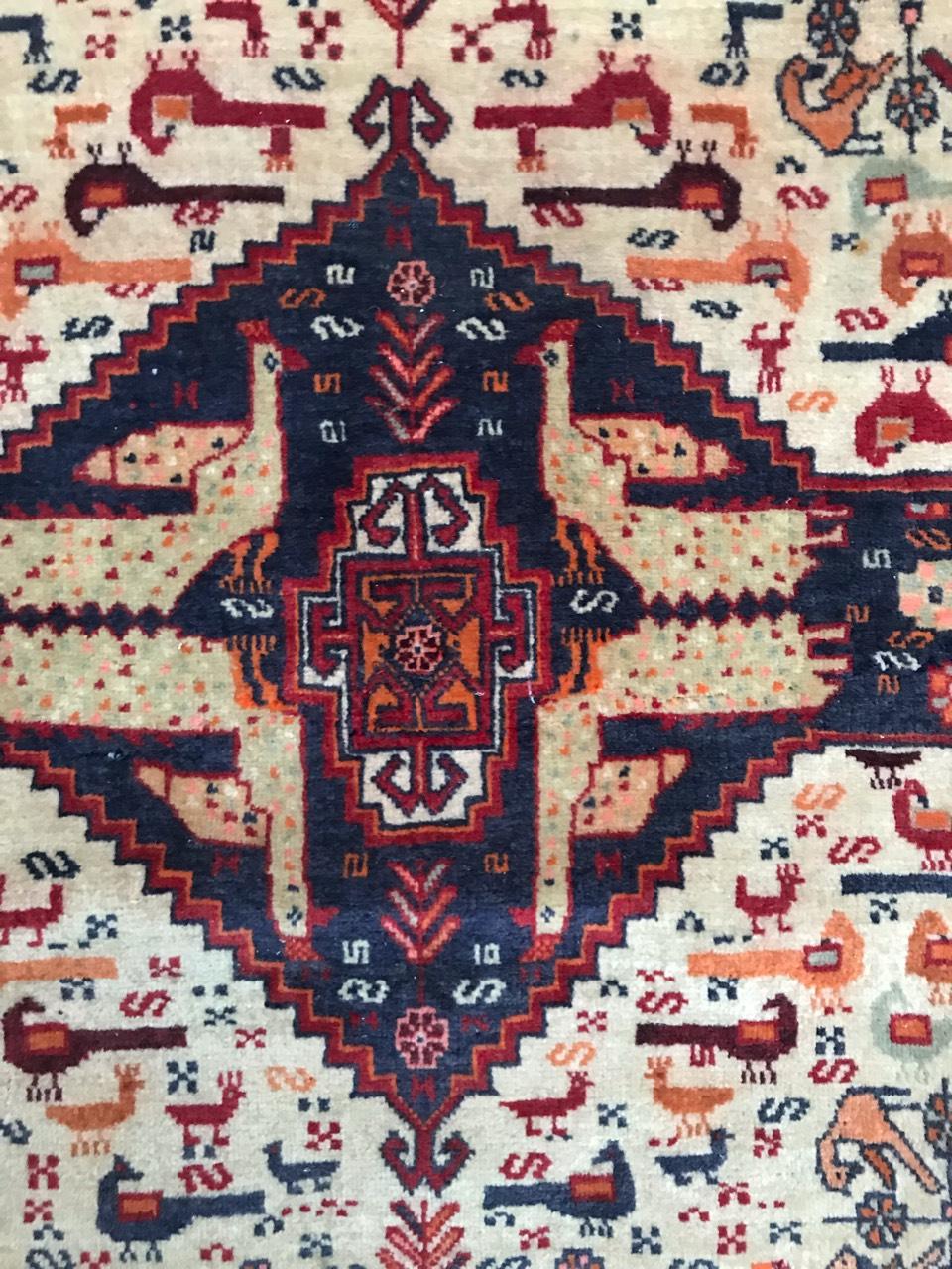 Joli tapis vintage de Ghashghai avec un design tribal avec des animaux, de belles couleurs avec du bleu, du rouge et de l'orange. Noué finement à la main avec du velours de laine sur une base de laine.

✨✨✨
