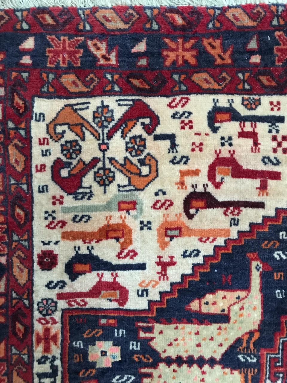 20ième siècle Merveilleux petit tapis fin de Ghashghai de Bobyrug en vente