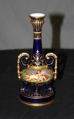 Merveilleux petit vase en porcelaine de style viennois