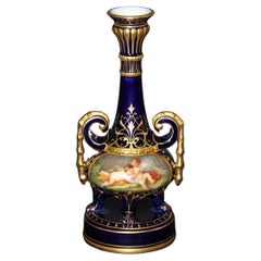Merveilleux petit vase en porcelaine de style viennois