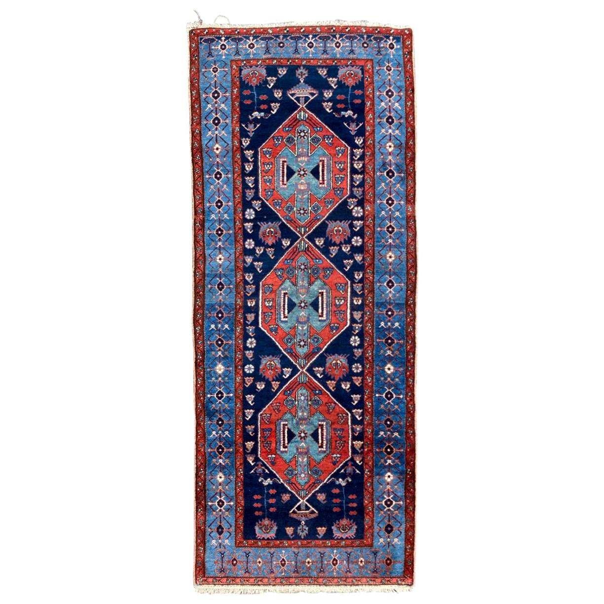 Maravillosa alfombra kurda larga antigua de Bobyrug