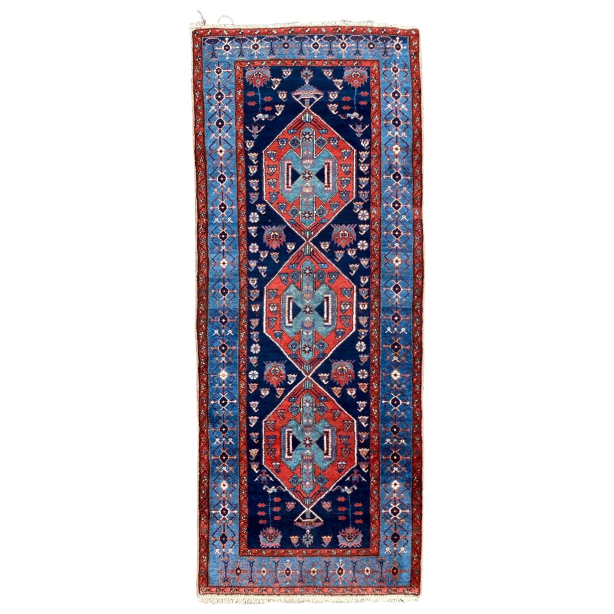 Merveilleux tapis kurde ancien et long de Bobyrug