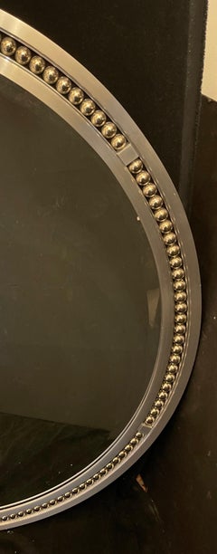 Merveilleux grand miroir rond biseauté Lorin Marsh en acier satiné brossé avec insert de boule