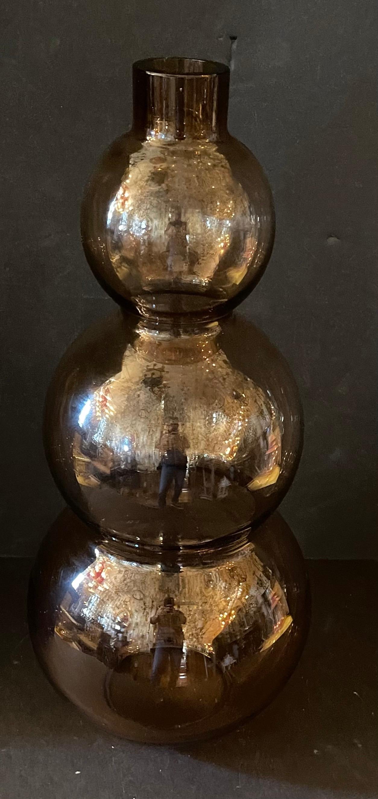 Magnifique vase à trois gourdes en verre d'art italien Cenedese de Lorin Marsh, gris fumée.
Dimensions : H 23