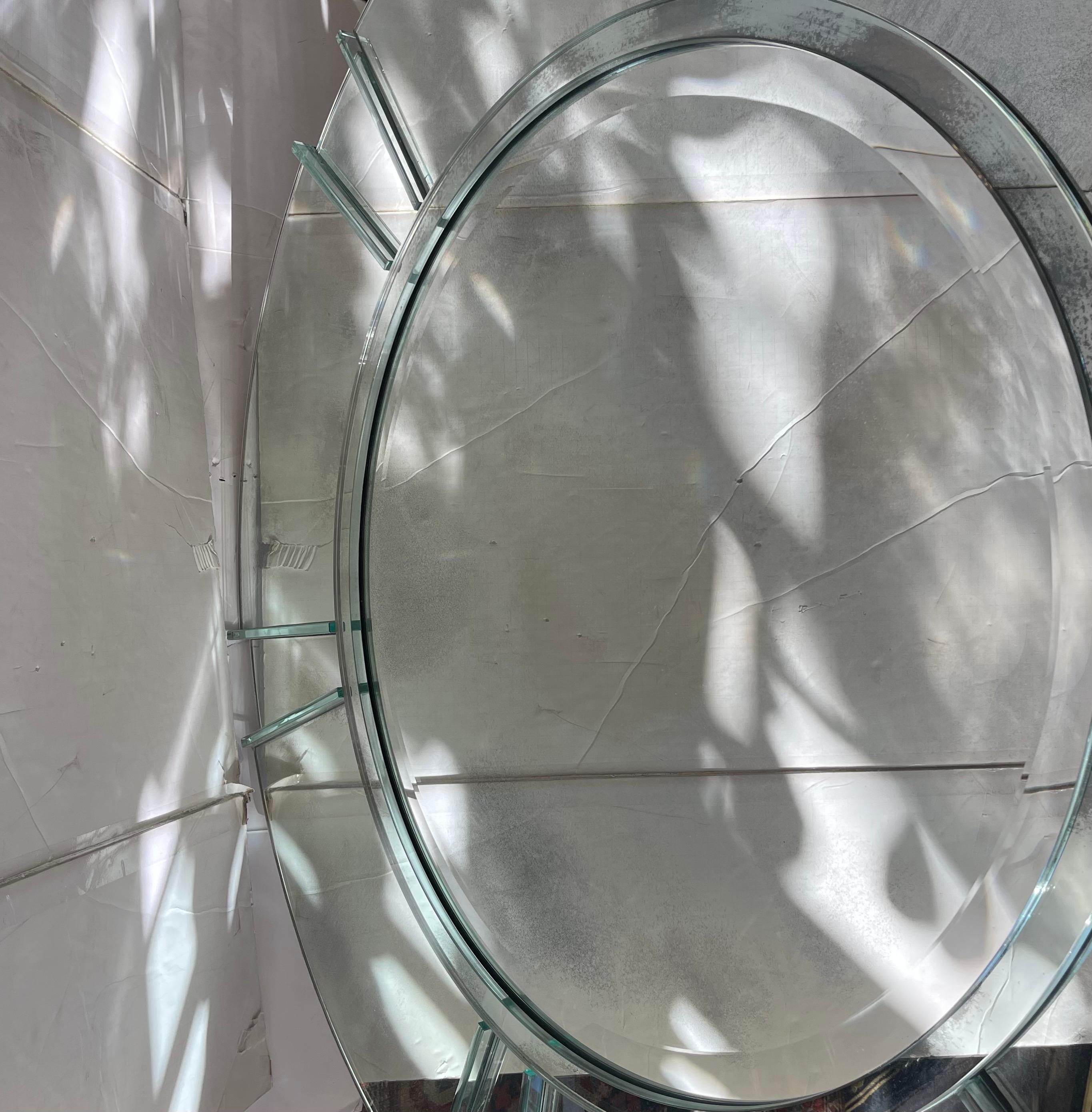 Magnifique miroir vénitien rond italien du milieu du siècle dernier, avec des blocs de verre insérés sur un socle en bois doré argenté. Acheté à Lorin Marsh.
 
