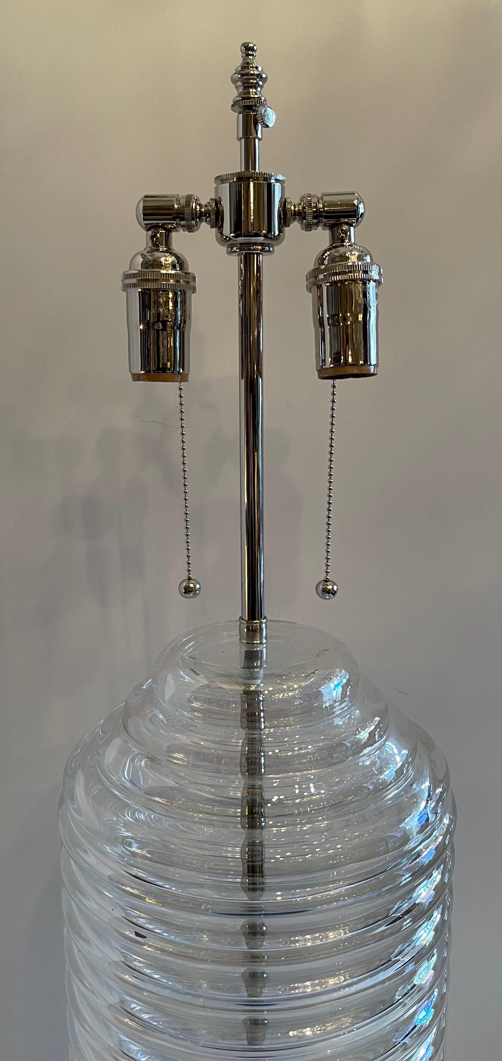 Une merveilleuse lampe de table Lorin Marsh NYC Murano Italie en verre d'art, ruche iridescente et claire avec une base en Lucite. Entièrement recâblé avec des douilles en nickel poli.