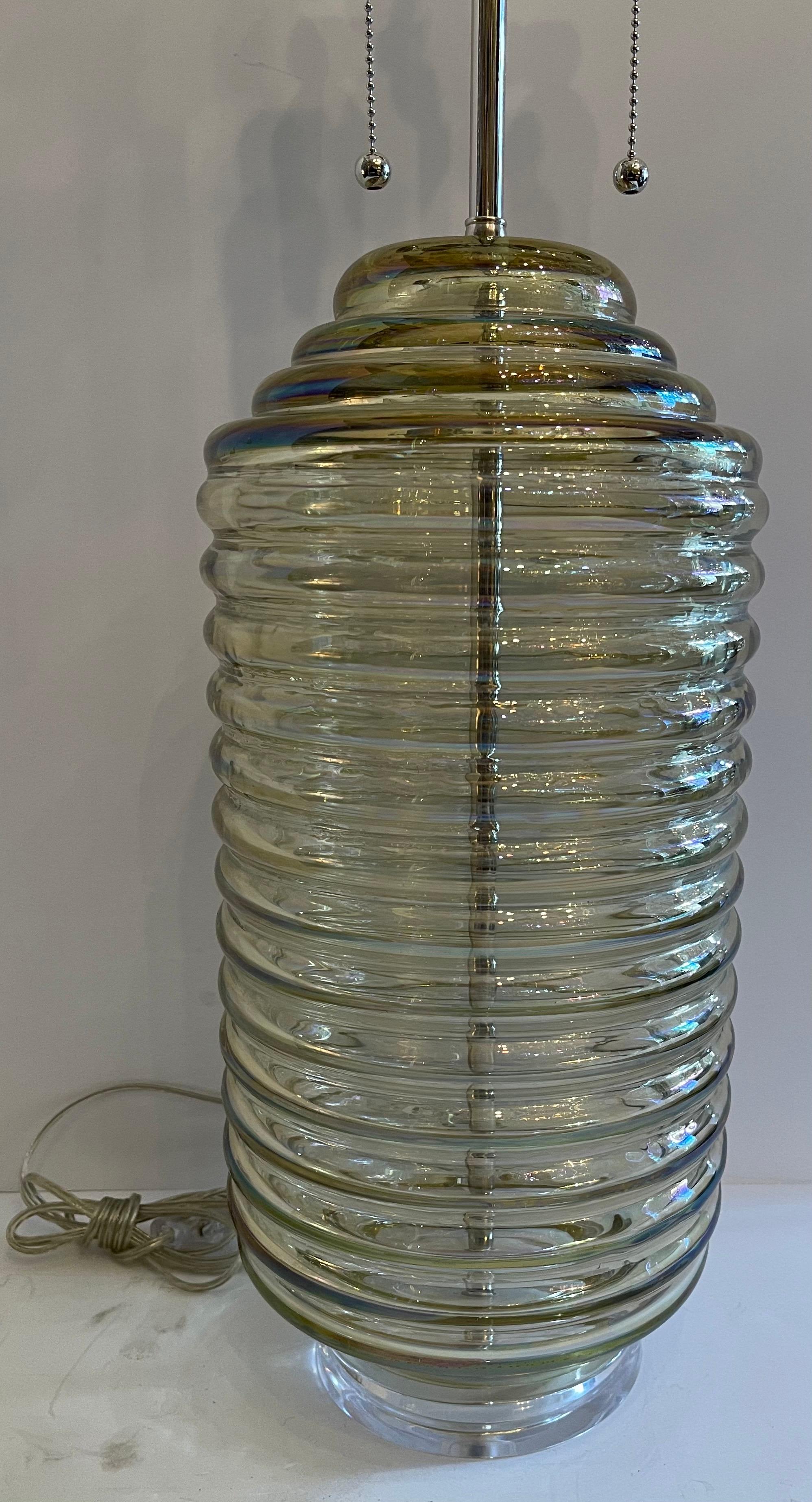 italien Merveilleuse lampe Lorin Marsh Murano Italie Art Glass Beehive Iridescent Base en Lucite en vente