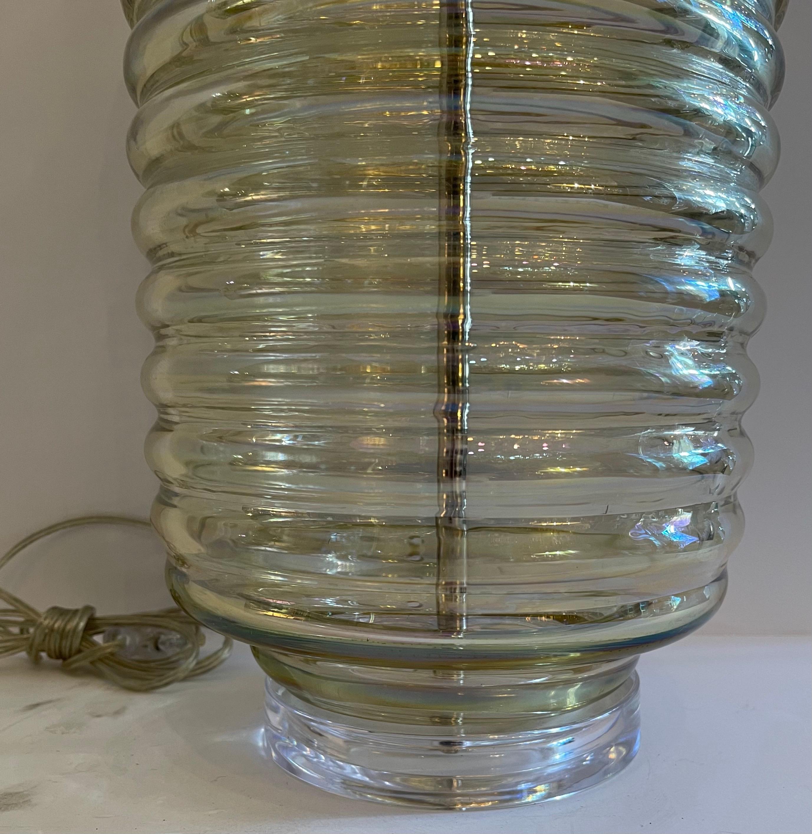 Poli Merveilleuse lampe Lorin Marsh Murano Italie Art Glass Beehive Iridescent Base en Lucite en vente