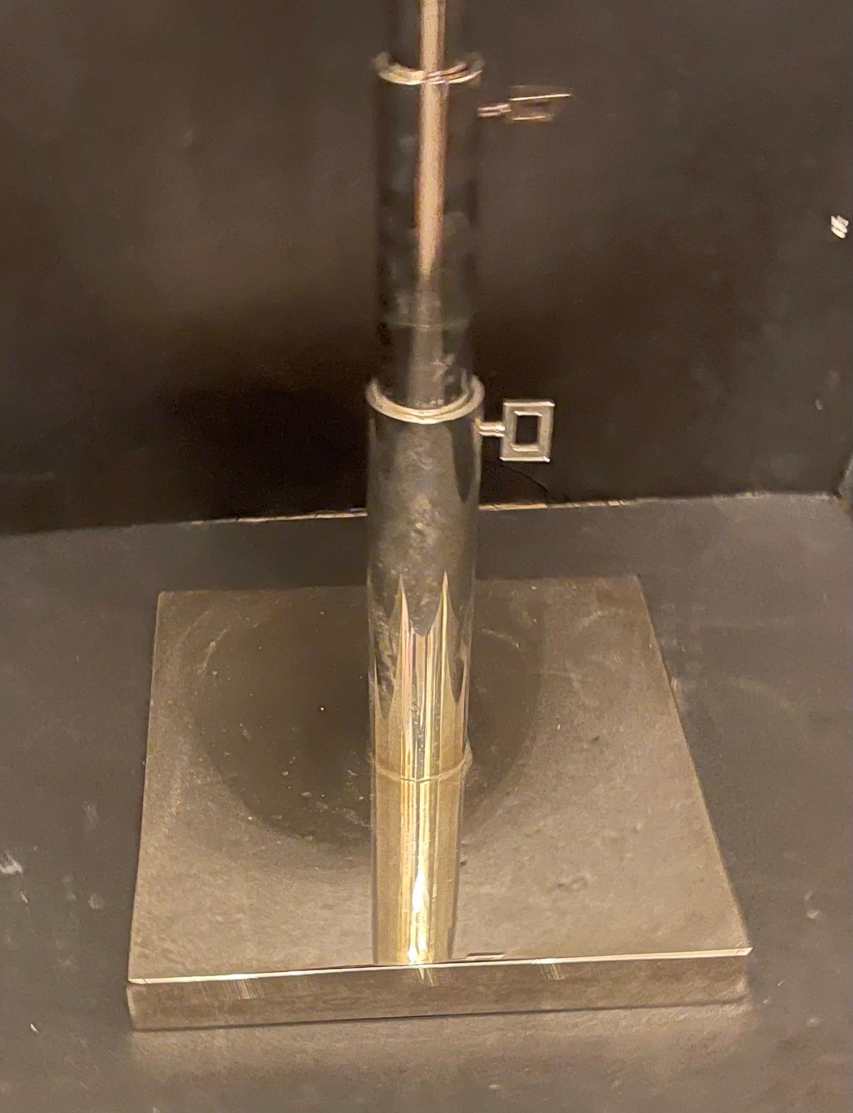 Poli Merveilleuse table d'appoint télescopique Lorin Marsh en nickel poli avec plateau en miroir en vente
