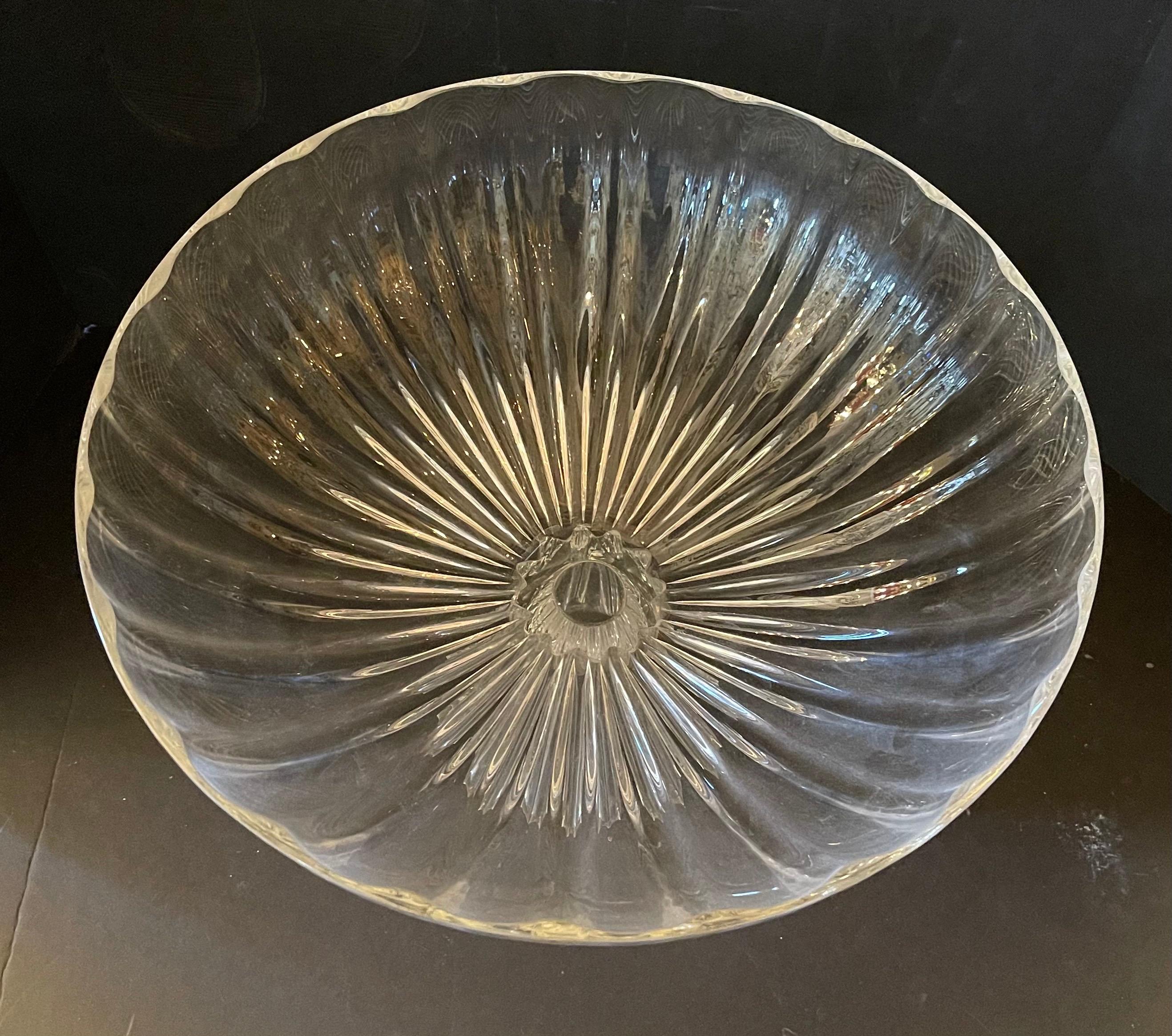 Wunderschöne Lorin Marsh Rigadin Schale klar Murano mundgeblasenes Kunstglas Mittelstück große Schale
Artikel Nr.: 4771, hergestellt in Italien
Abmessungen: 15