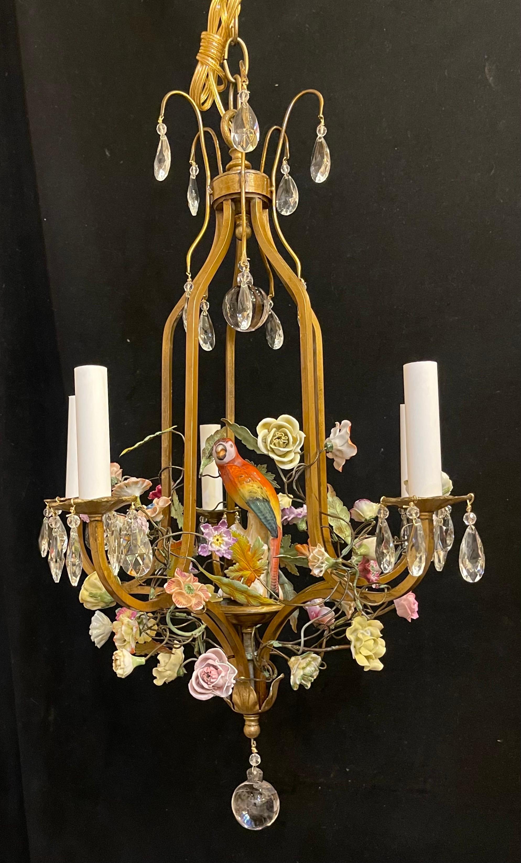 Maravilloso candelabro de 5 luces estilo Louis VX de bronce con gotas de cristal y forma de cesta de flores de porcelana recargado que tiene un centro de mesa con un pájaro de porcelana