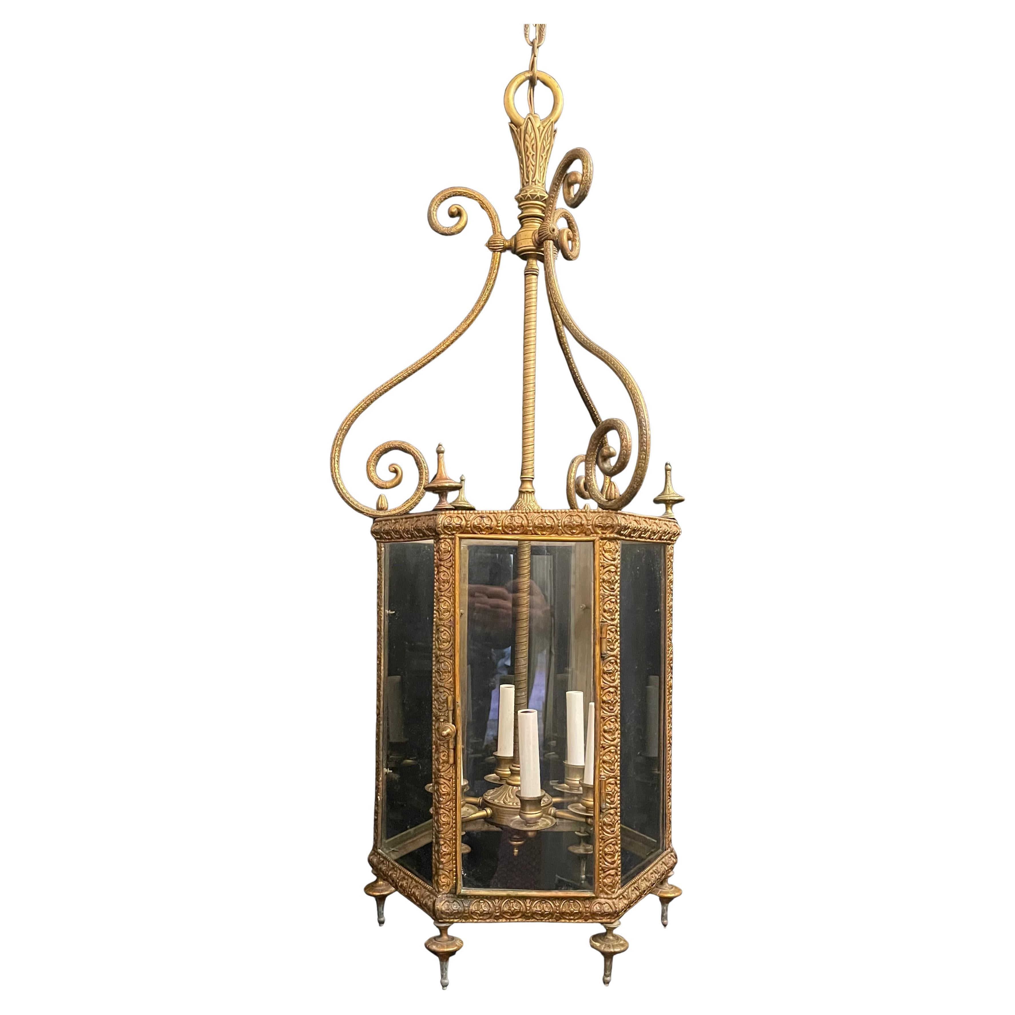 Merveilleux luminaire à lanterne hexagonale baroque en bronze doré de style Louis XVI en vente