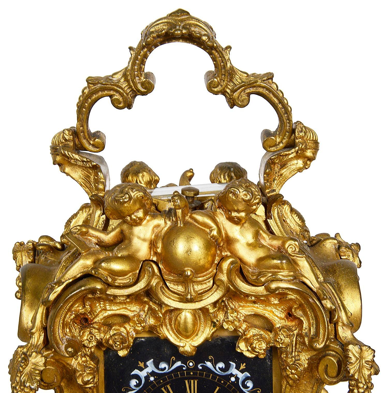 Merveilleuse horloge à chariot de style Louis XVI ornée de dorures et de bronze doré. en vente 3