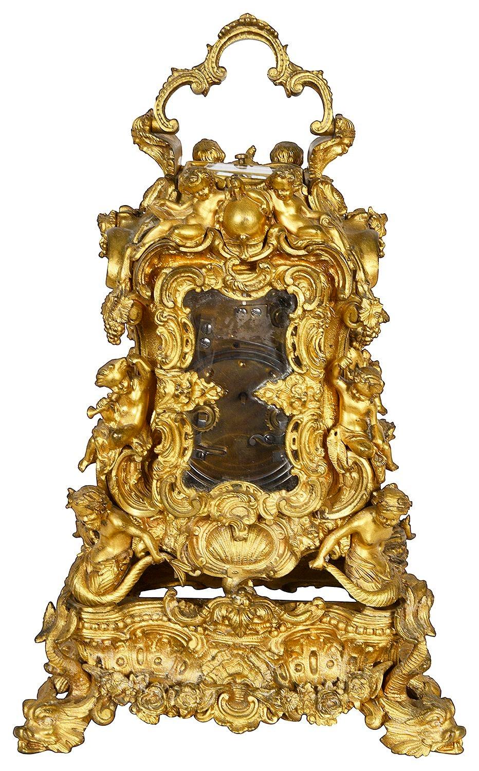 Merveilleuse horloge à chariot de style Louis XVI ornée de dorures et de bronze doré. en vente 5