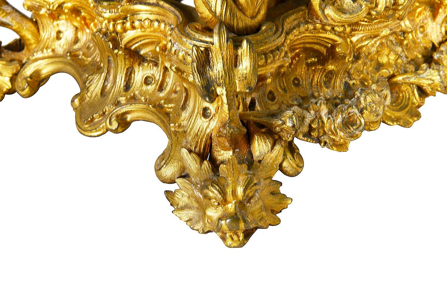 Merveilleuse horloge à chariot de style Louis XVI ornée de dorures et de bronze doré. en vente 6