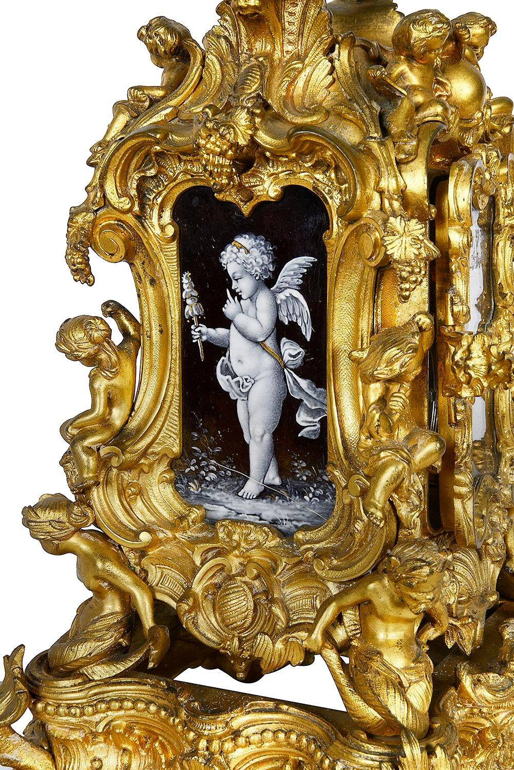 Français Merveilleuse horloge à chariot de style Louis XVI ornée de dorures et de bronze doré. en vente