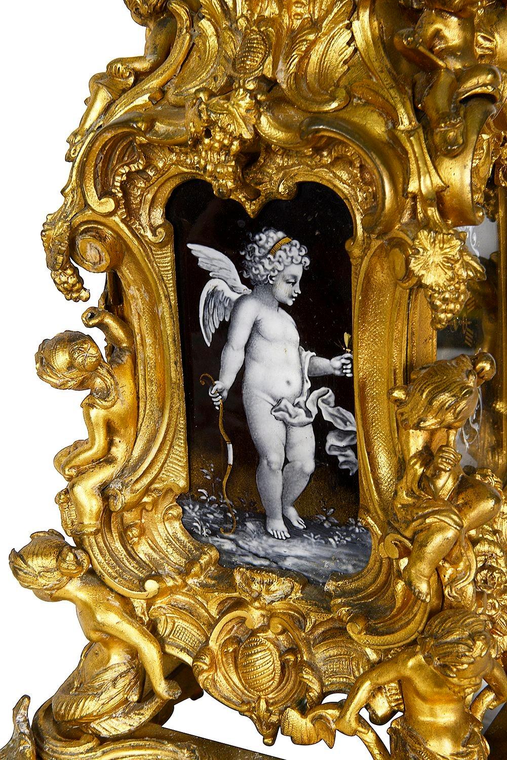 Doré Merveilleuse horloge à chariot de style Louis XVI ornée de dorures et de bronze doré. en vente